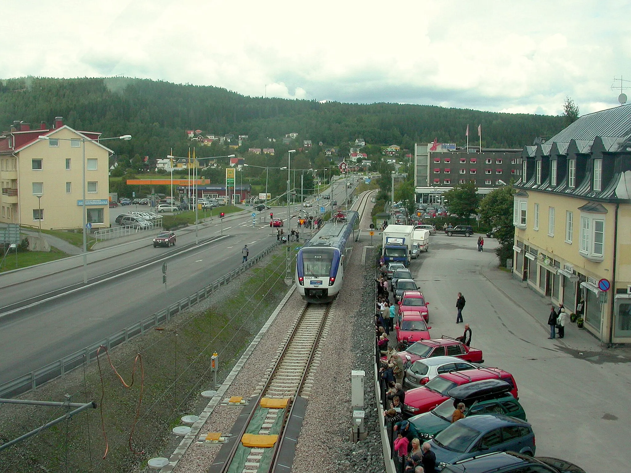 Photo showing: A train is leaving Kramfors as a part of the official opening of Botniabanan