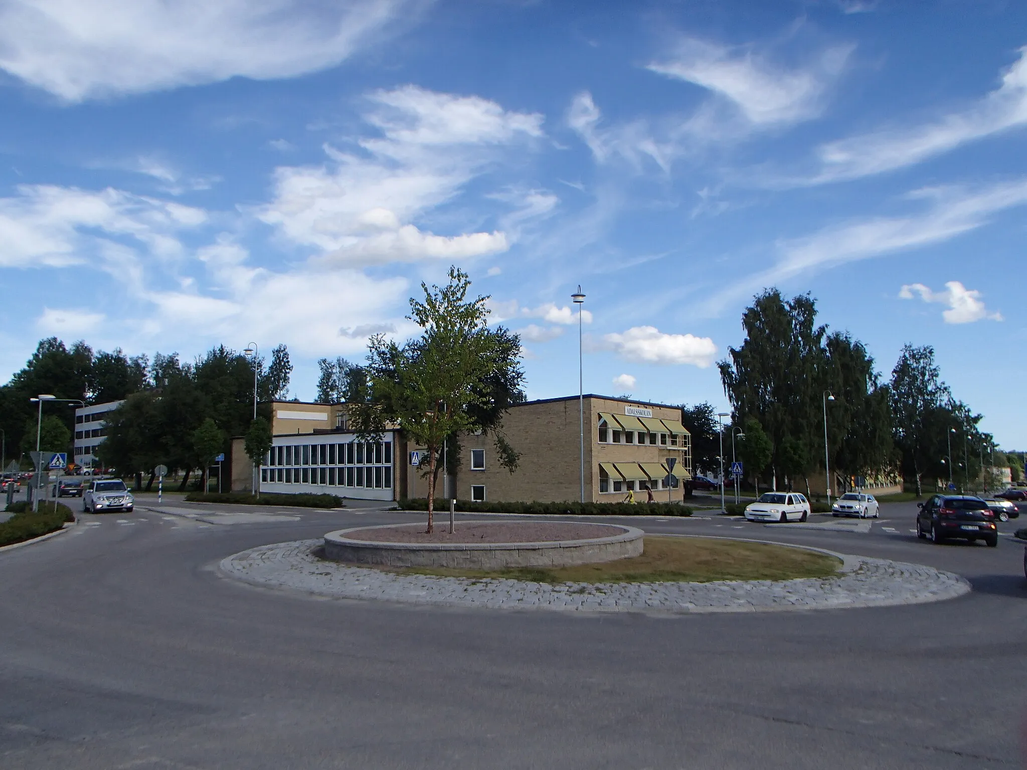 Photo showing: The gymnasium (school) "Ådalsskolan" in Kramfors, Sweden, viewed from west