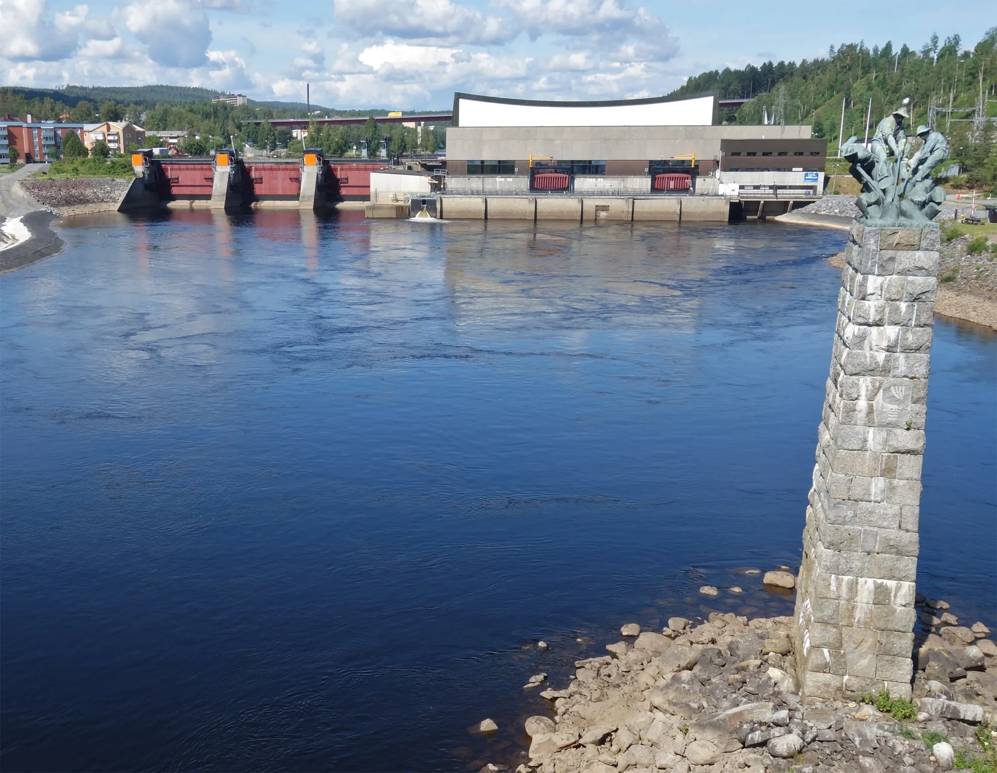 Photo showing: Sollefteå hydroelectric power plant, the lowest in the river Ångermanälven. In the foreground stands the sculpture Timber floaters by Fredrik Frisendahl.