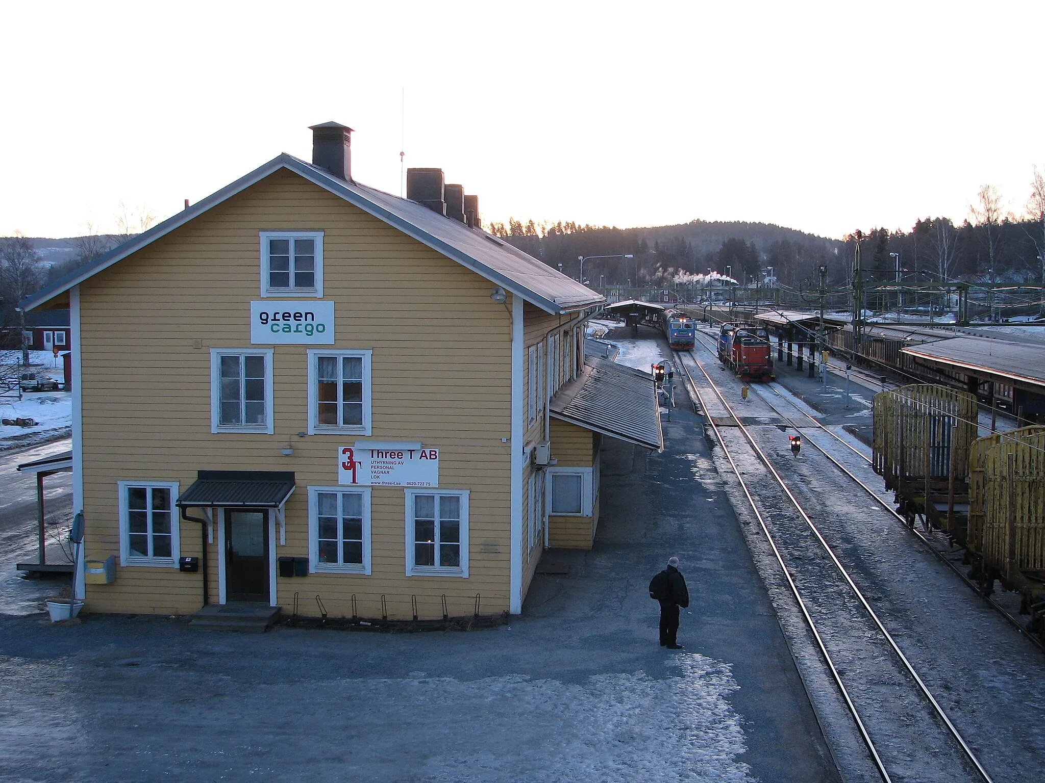 Photo showing: Train driver change at Långsele railway station