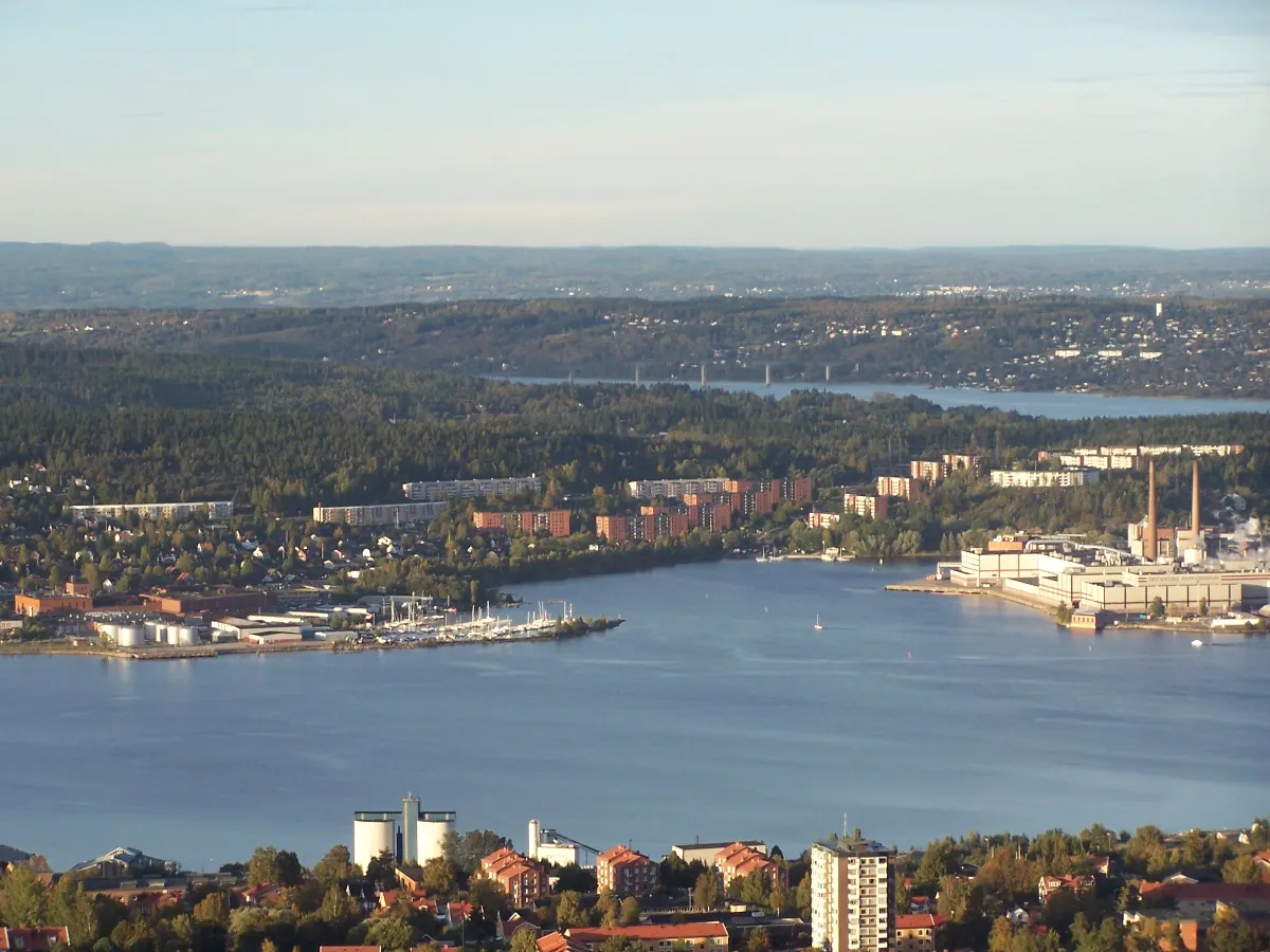 Photo showing: Ortviken/Korsta i Sundsvall, Sweden, with the bridge to Alnö above (view from Södra Berget)