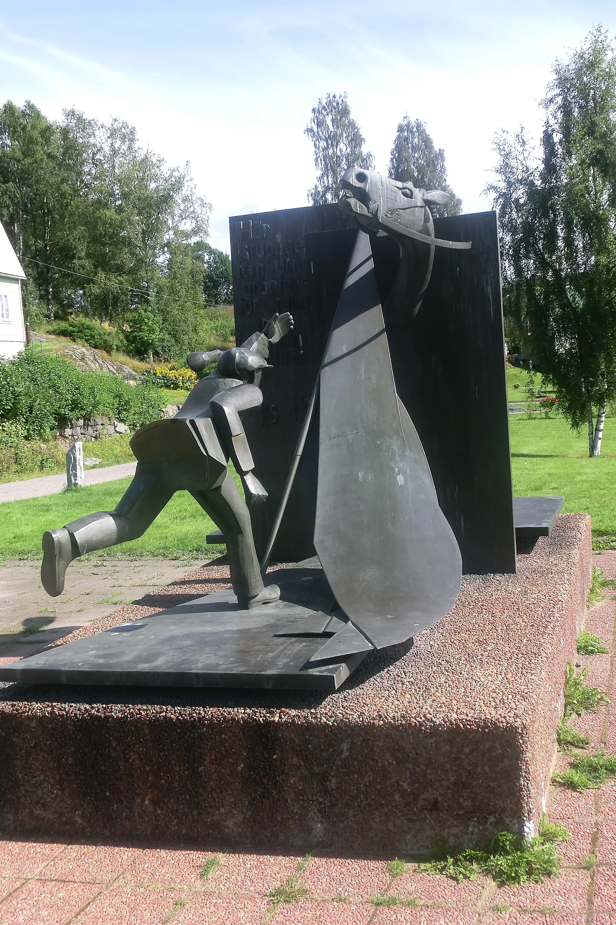 Photo showing: Staty till minne av ådalskravallerna 1931, av Lenny Clarhäll från 1981.