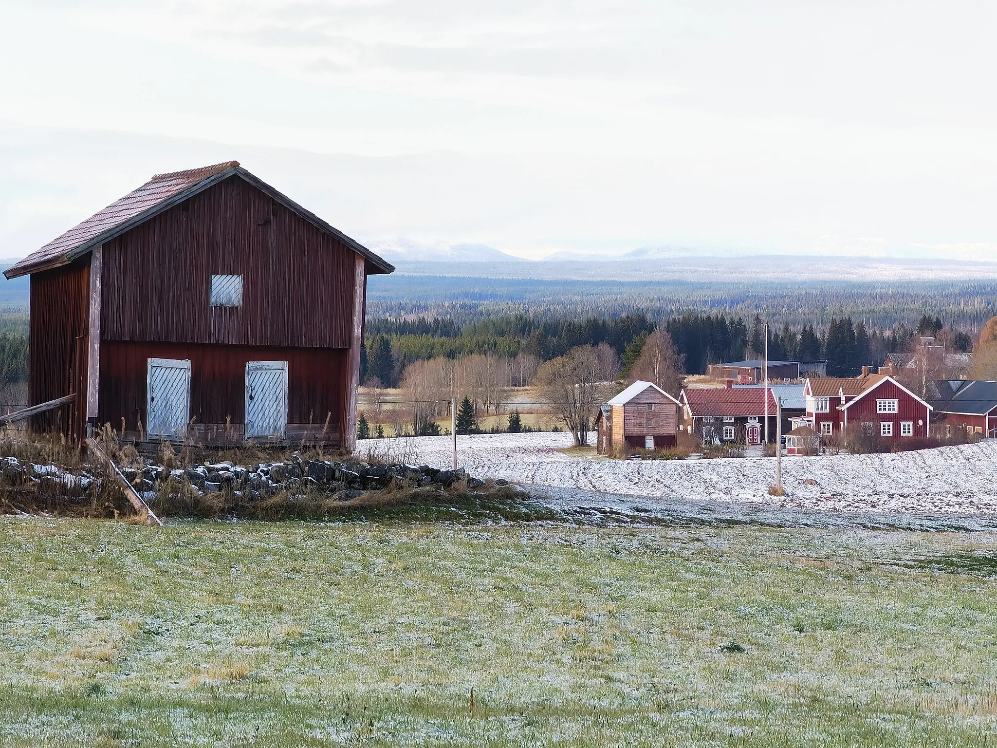 Photo showing: Yxskaftkälen. Vy över Västat-gården. I förgrunden härbre tillhörande Flygare-gården.