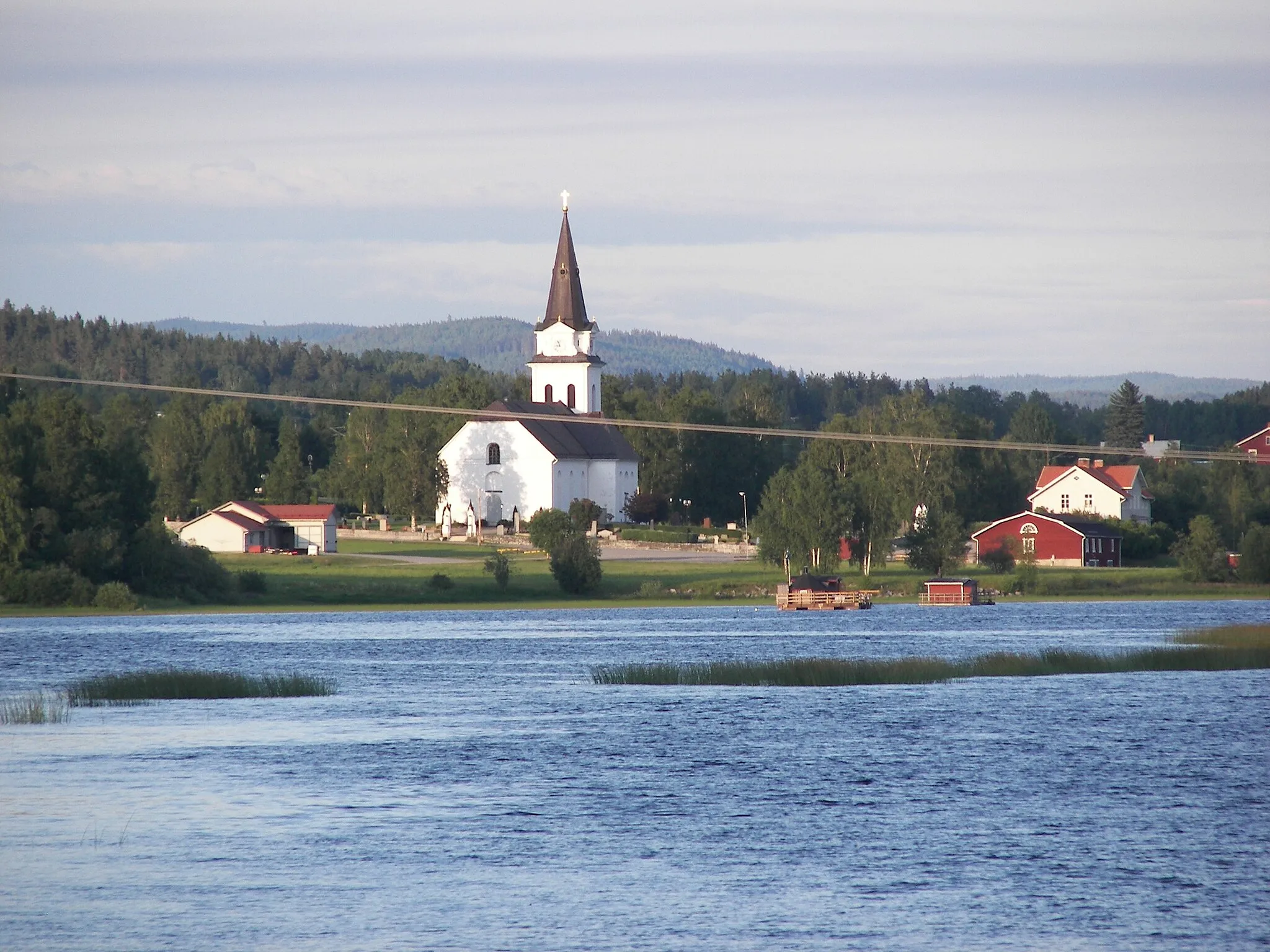 Photo showing: Torps kyrka sett från Vikbron