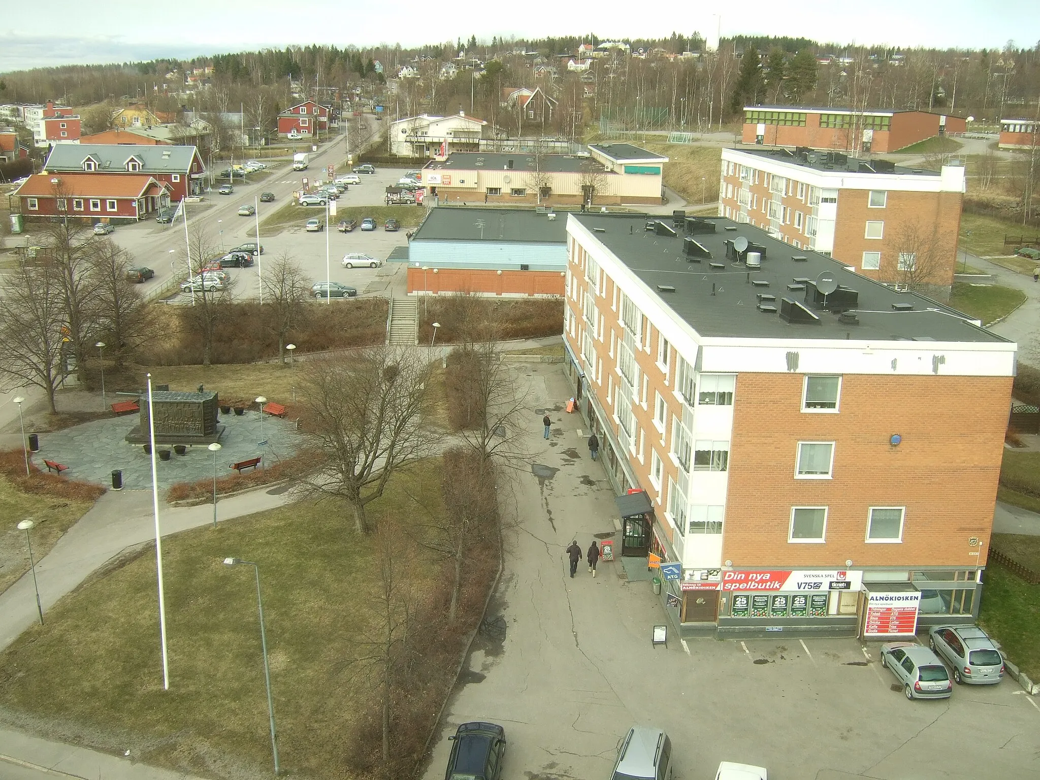 Photo showing: Vi, the locality of the Alnö island in Sundsvall Municipality, Sweden. View from apartment building towards north along Raholmsvägen with the sawmill monument to the left.