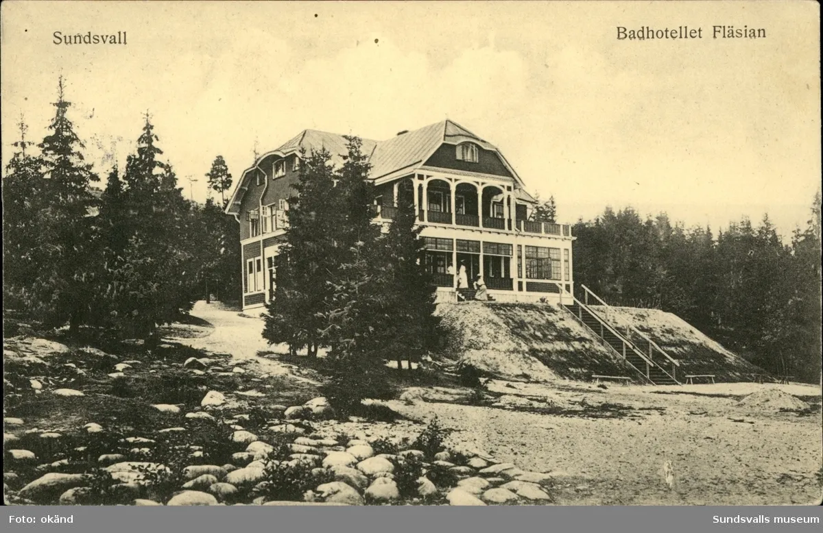Photo showing: Vykort med motiv över Badhotellet vid Fläsians havsbad utanför Sundsvall.
Fotografering 1900 - 1920 (Uppskattad)

FOTOGRAF okänd
