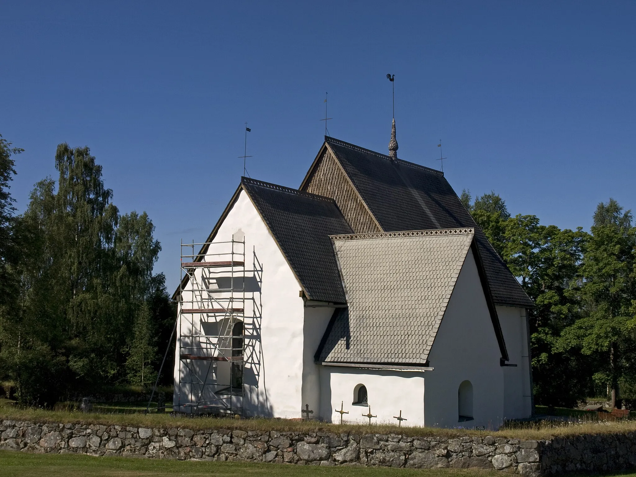 Photo showing: View of Alnö gamla kyrka during the restauration in 2010