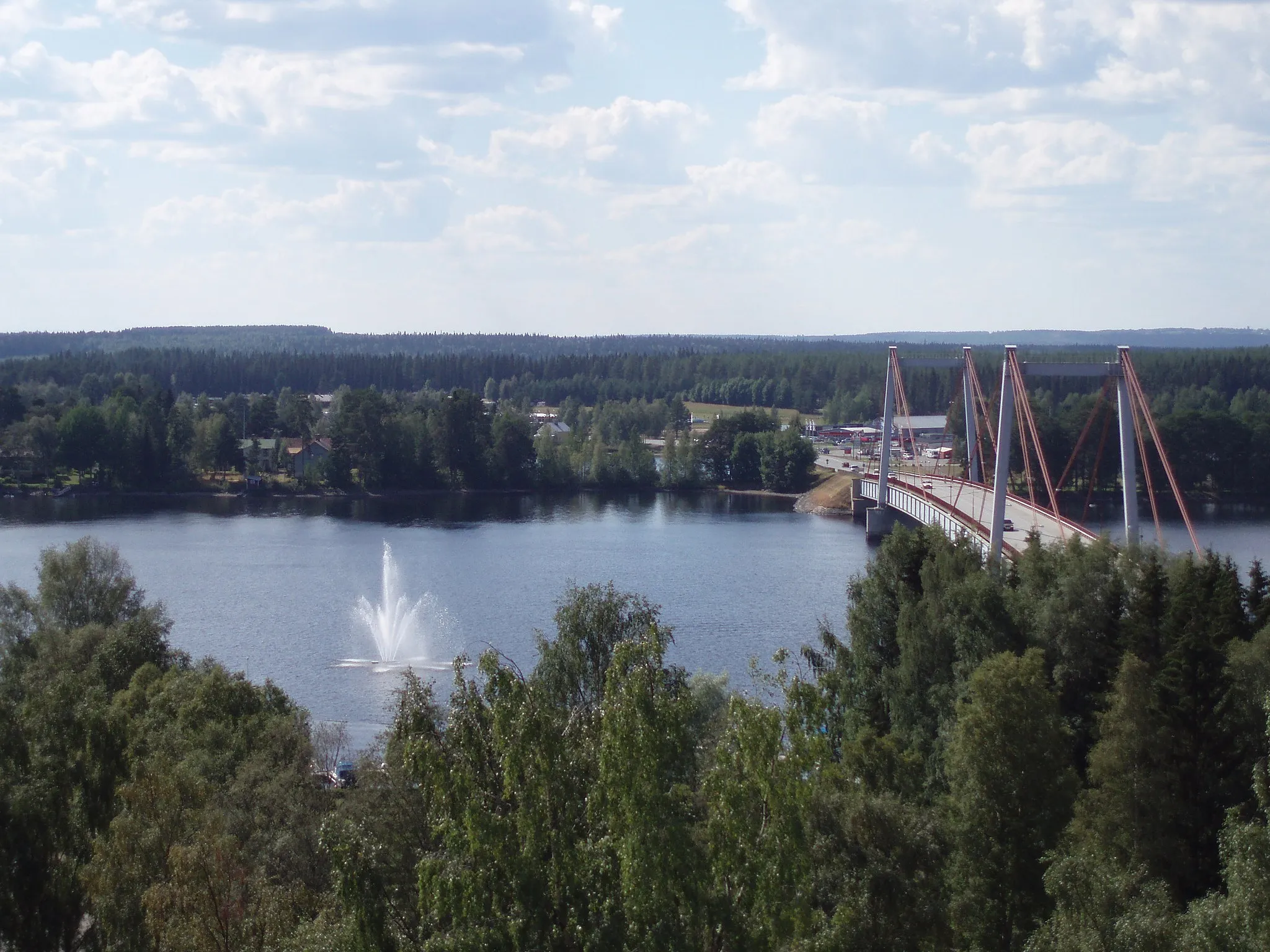 Photo showing: Ströms Vattudal and Strömsund bridge, Strömsund, Sweden. Photo taken in aug. 2006 by me - User:Cucumber