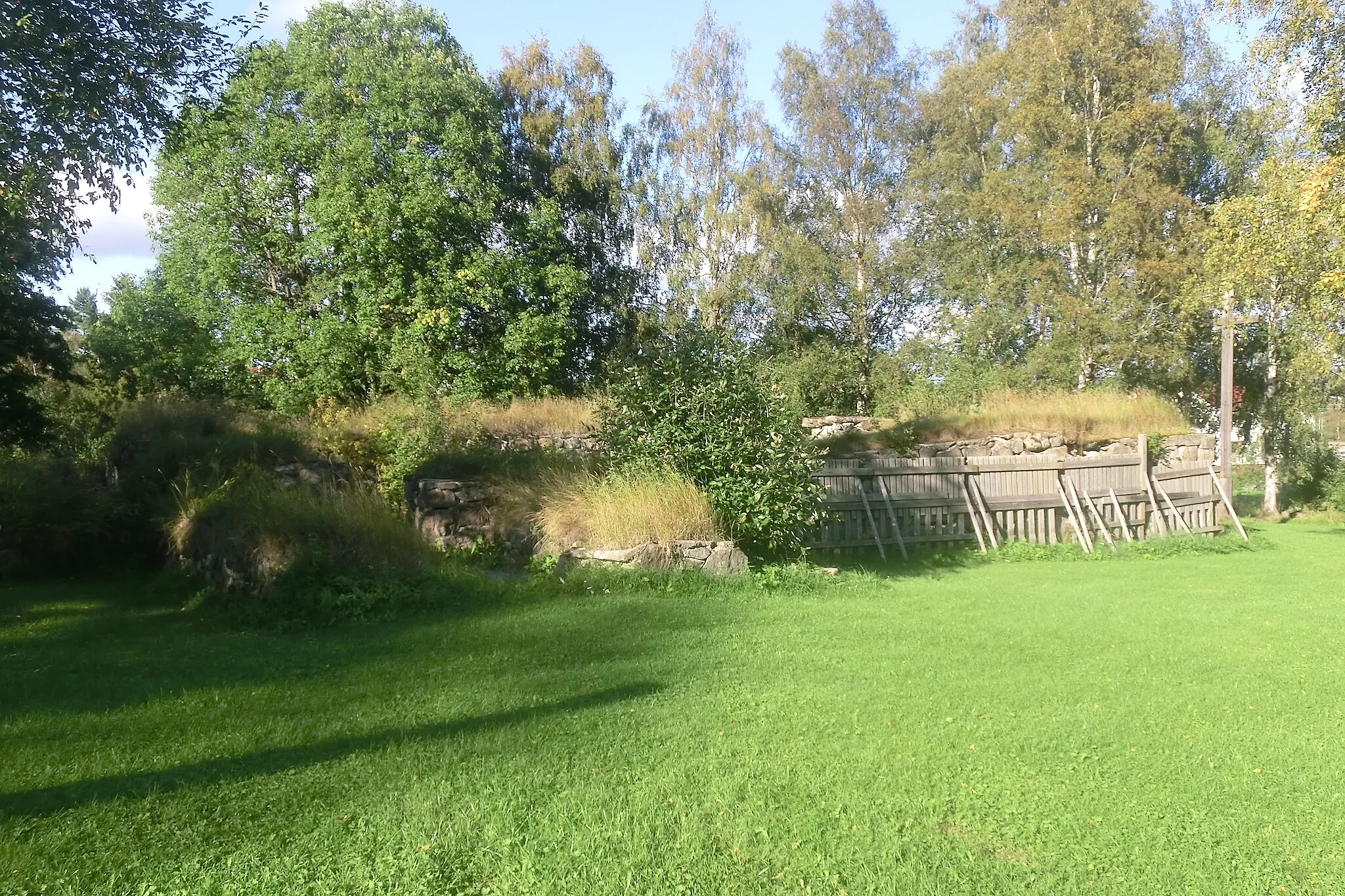 Photo showing: Gudmundrå gamla kyrkogård