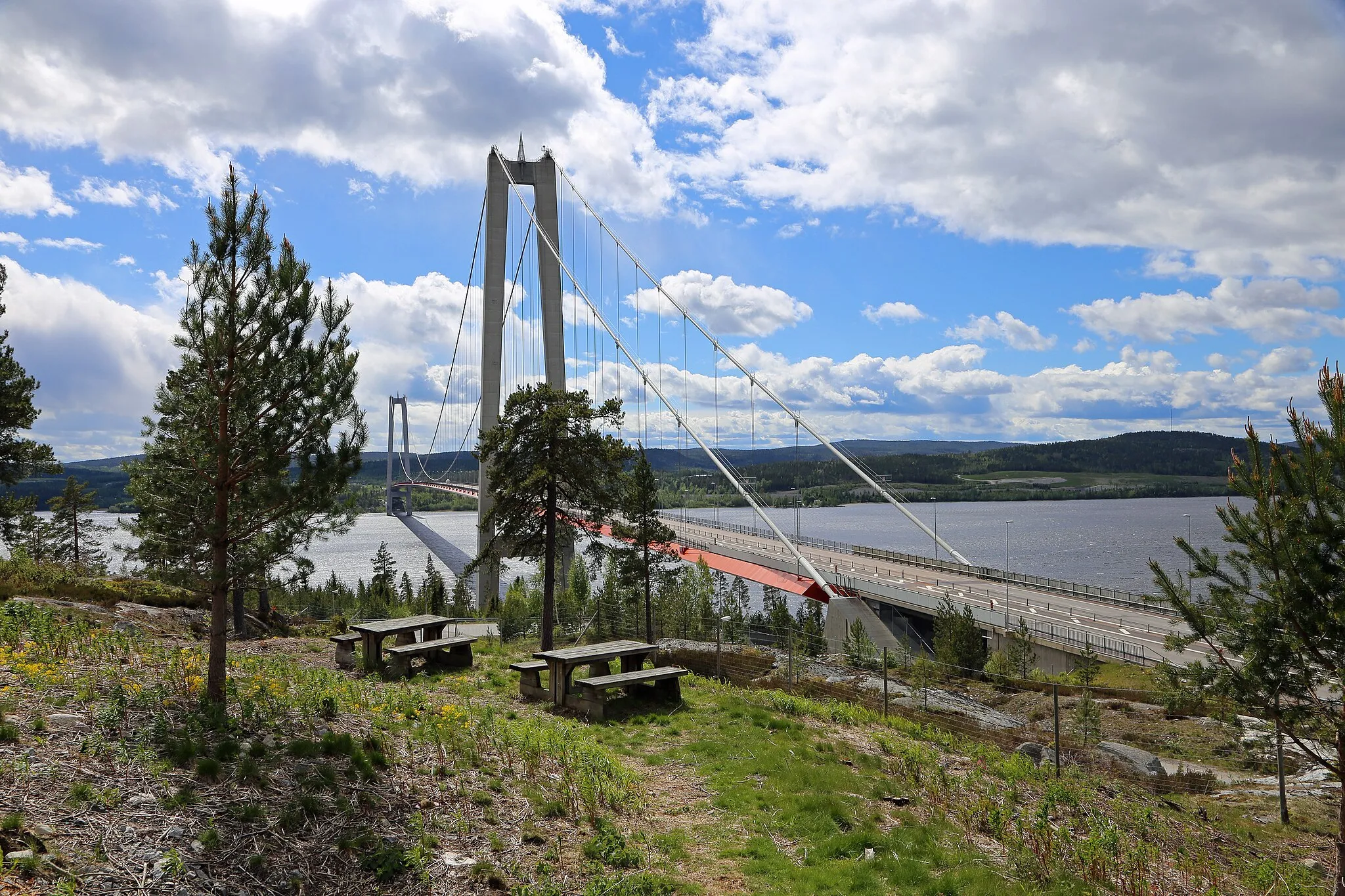 Photo showing: Kramfors Schweden - Brücke: Die Högakustenbron ist eine Hängebrücke über den Fluss Ångermanälven bei der Gemeinde Kramfors. Die Straßenbrücke hat eine Länge von 1,867 Meter und eine Gesamthöhe von 186 Meter.