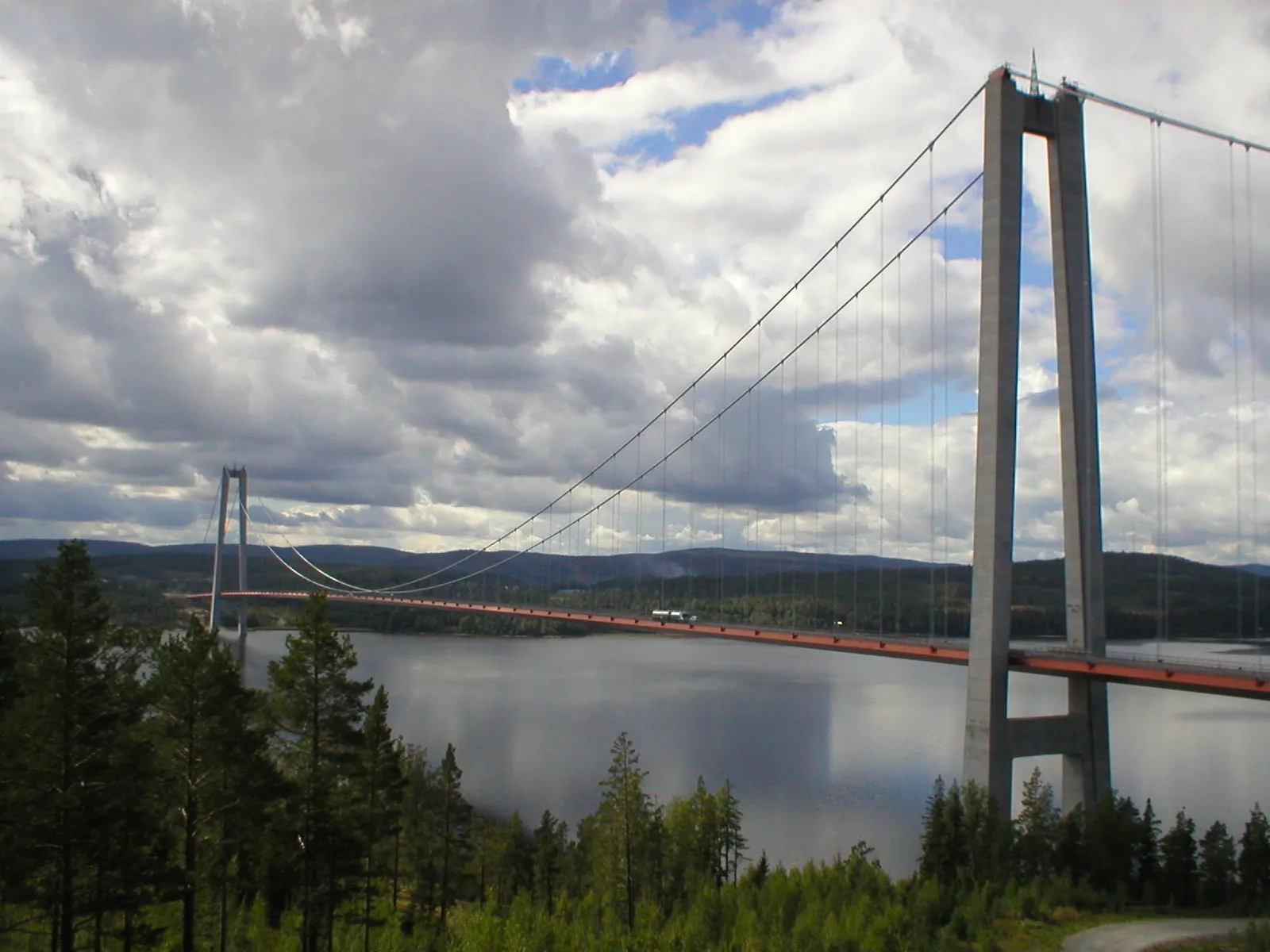 Photo showing: Swedens longest suspension bridge located in the north-east of Sweden.