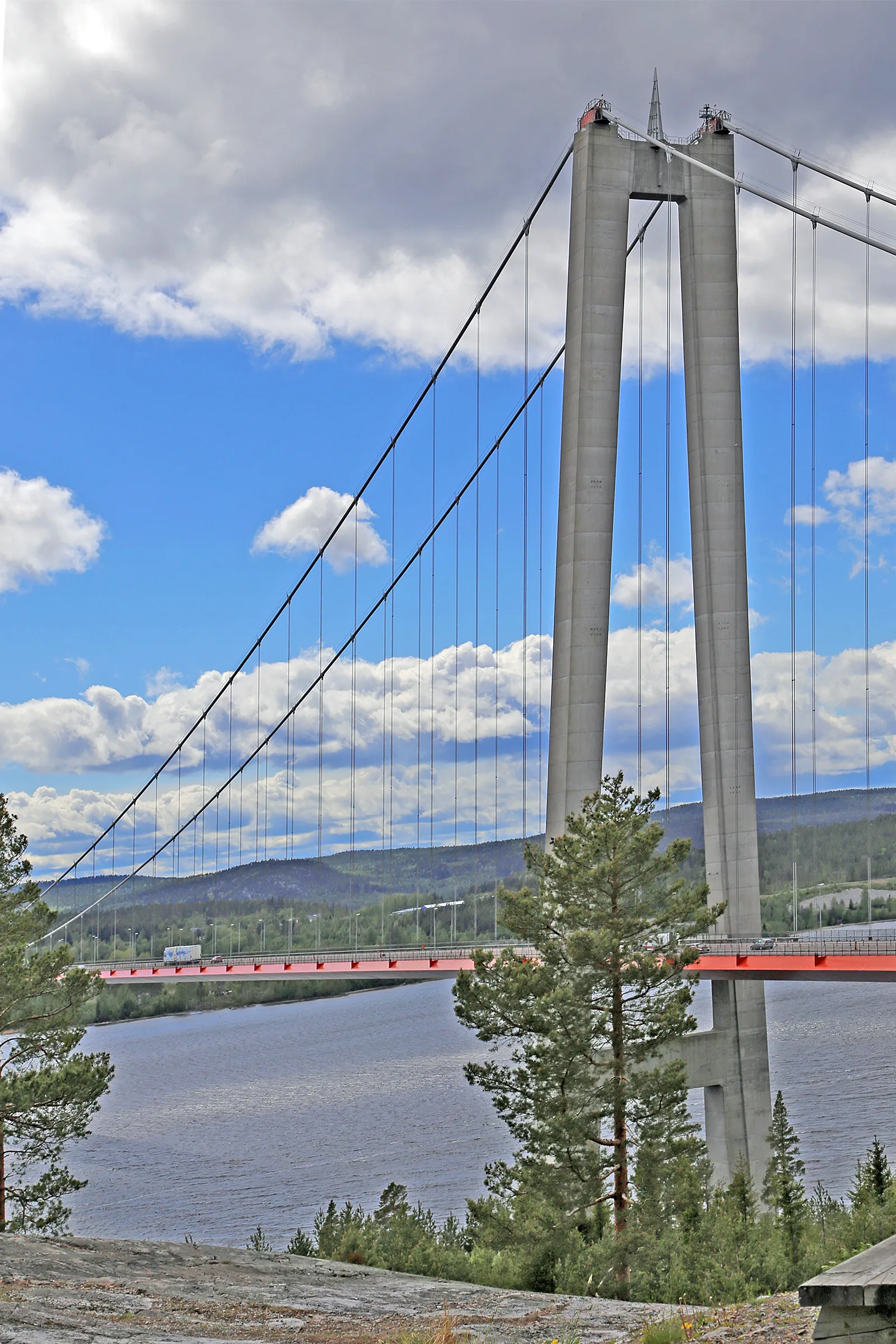 Photo showing: Kramfors Sweden - Bridge: The Högakustenbron is a suspension bridge over the river Ångermanälven in the municipality Kramfors. The road bridge has a length of 1,867 meters and a total height of 186 meters.