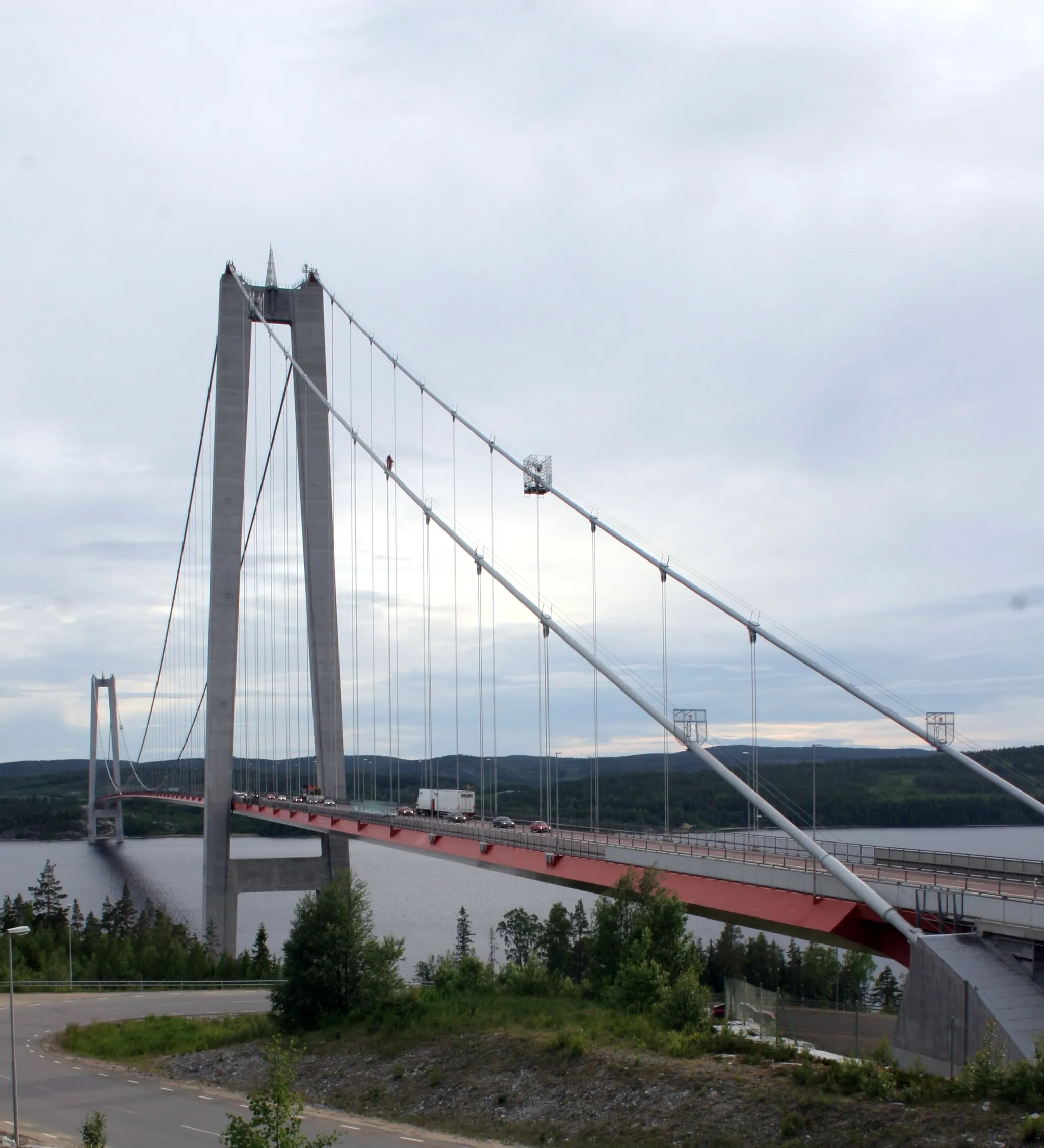 Photo showing: Höga Kustenbron seen from north. Bridge over Ångemanälven near Kramfors. The bridge is Sweden's second tallest building (186 m).