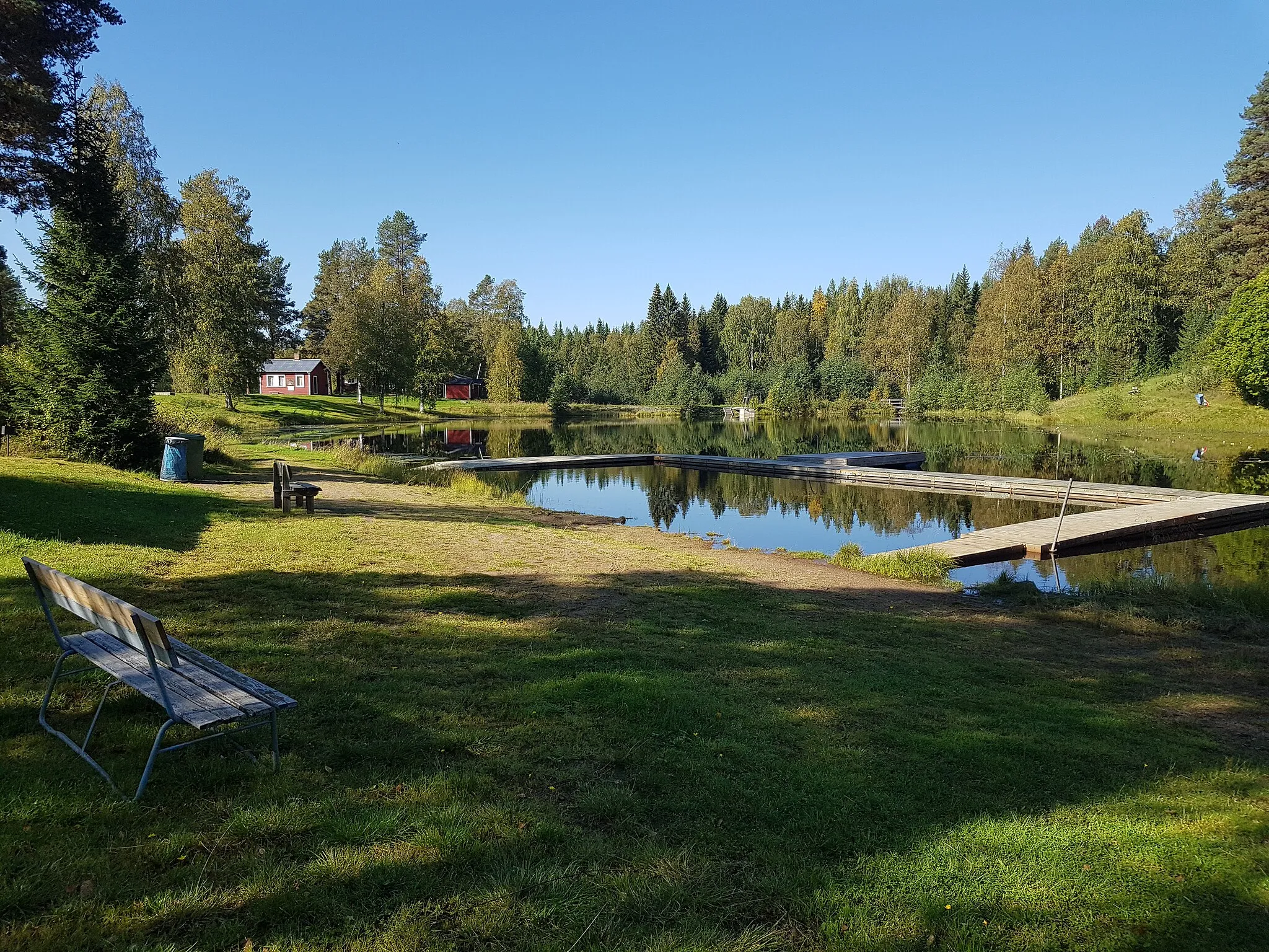 Photo showing: Sjöbad i Ragunda kommun med brygga, toa, soptunnor och omklädningsrum.