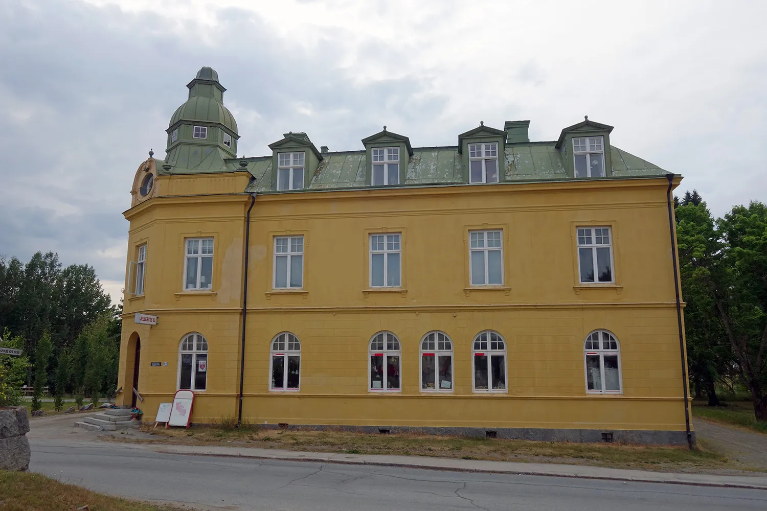 Photo showing: Old bank building in Nyland, Kramfors Municipality, Sweden.