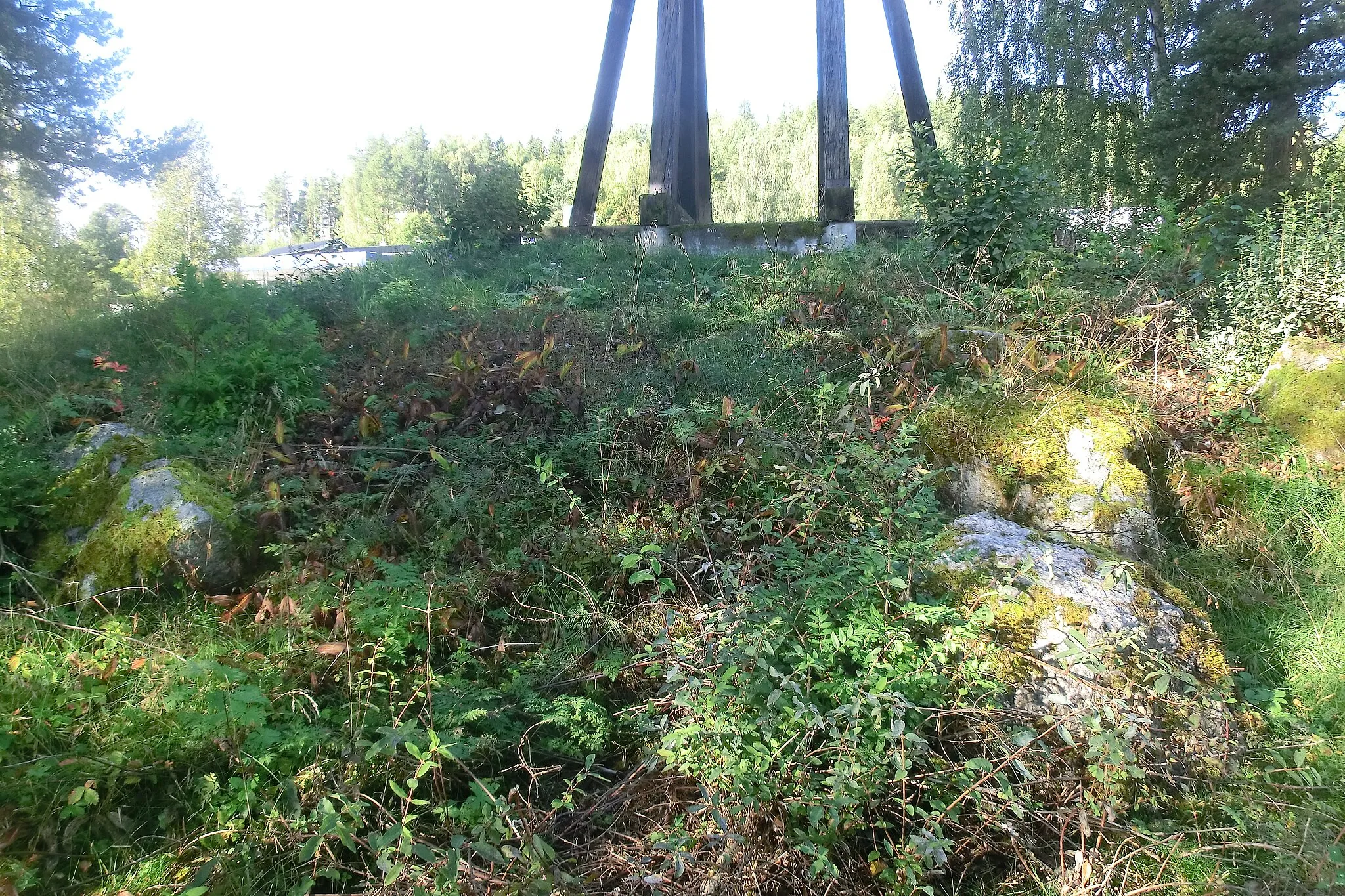 Photo showing: Stensättning, som troligen är en naturlig upphöjning i marken.