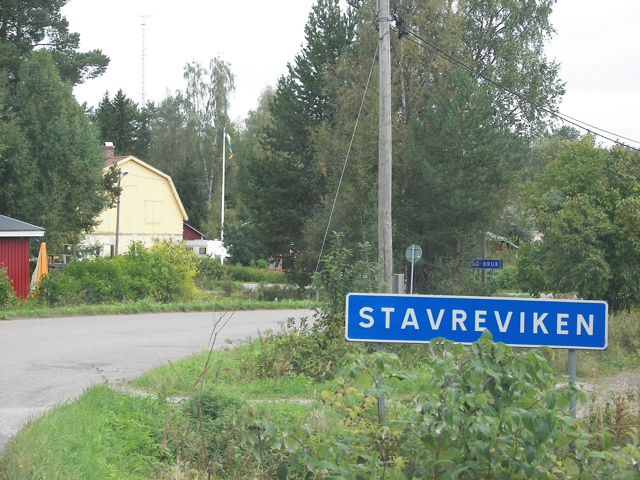 Photo showing: Stavreviken sett från bron mellan Sandarna och Stavreviken