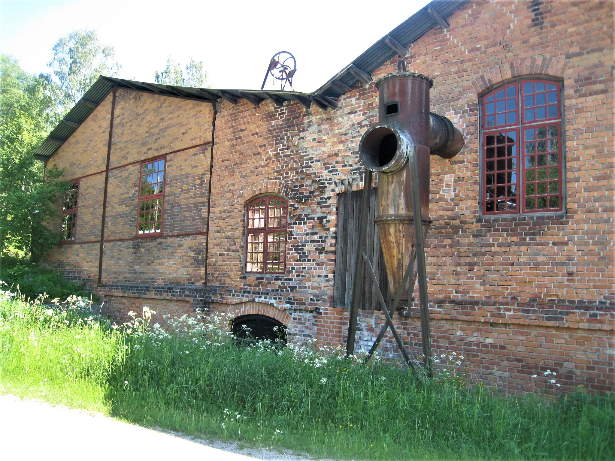 Photo showing: Hyttan i Jädraås, Ockelbo, Gästrikland. Den stora järnhyttan i Jädraås har dubbla masugnar och rostugnar. Den var i drift mellan 1856 och 1930.