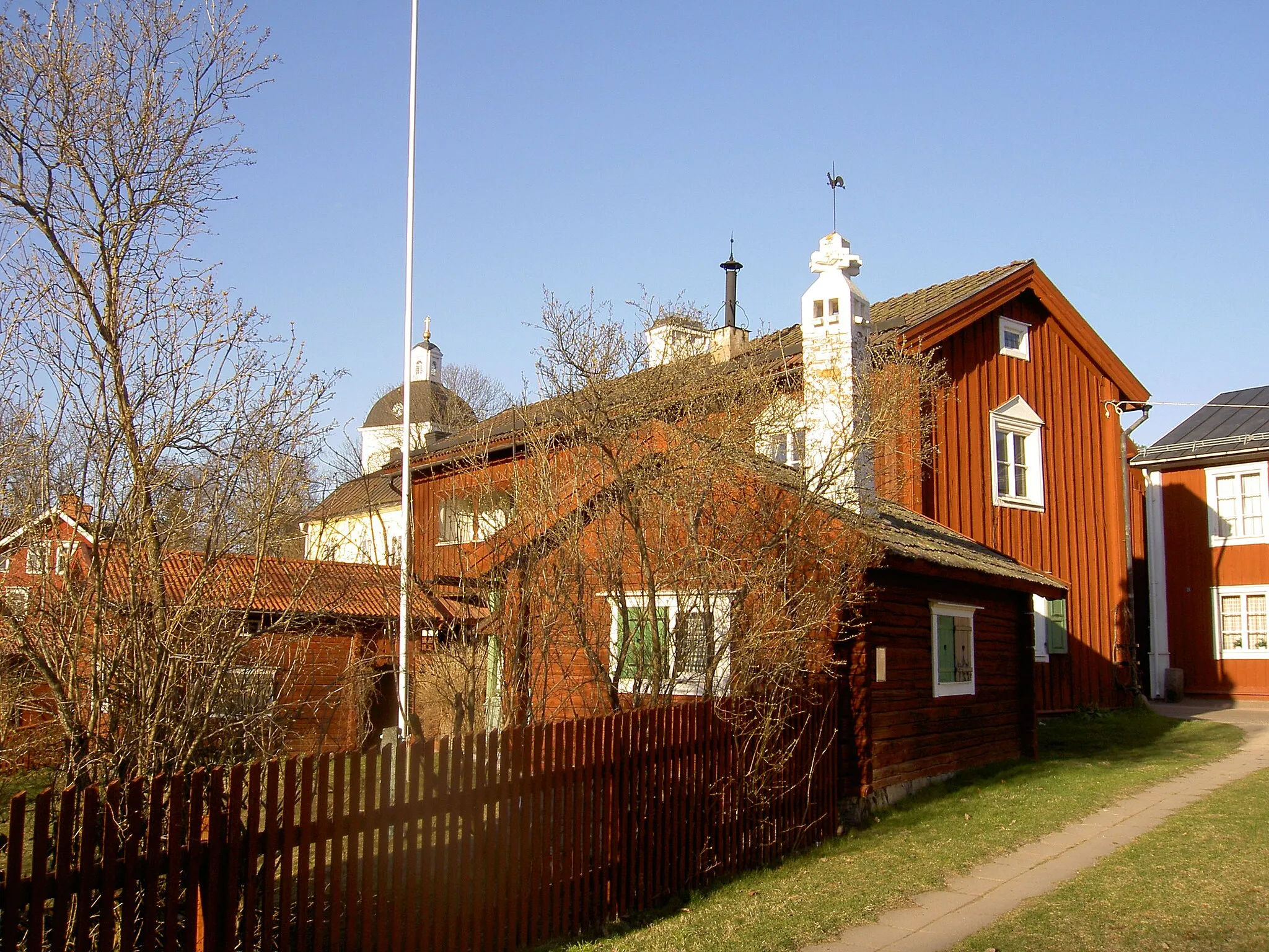 Photo showing: Dahlanders hörn/Litslegården/Malmlings gård (kvarteret Jumbo). Säters första myntverk låg på denna plats på 1620-talet, men gården är från 1700-talet. Säters kyrka i bakgrunden.