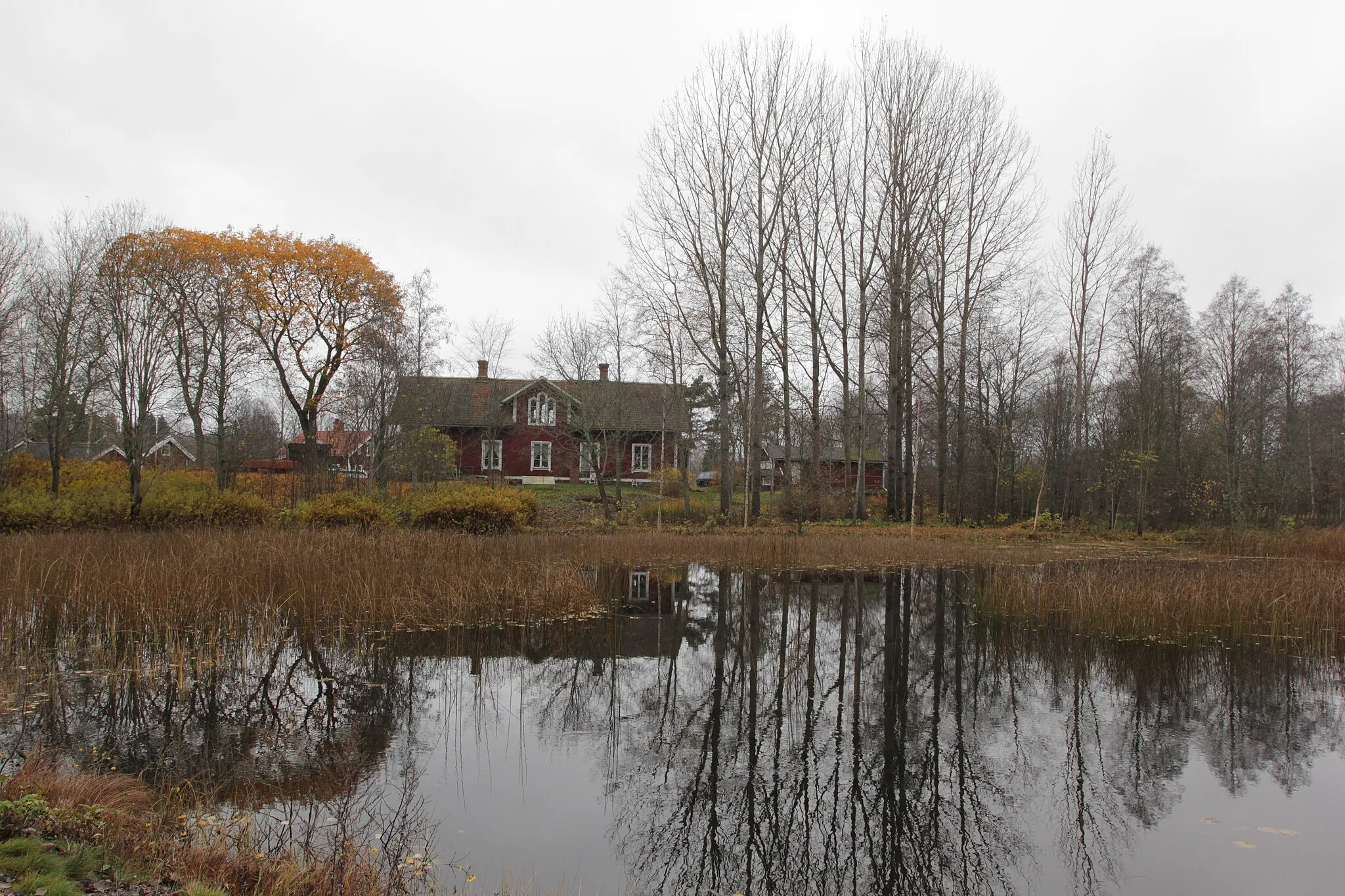 Photo showing: Horndal, Avesta kommun, Sverige. Hemman vid sjön Rossen. Dammen som förbinder Rossen med Horndalsån i förgrunden.