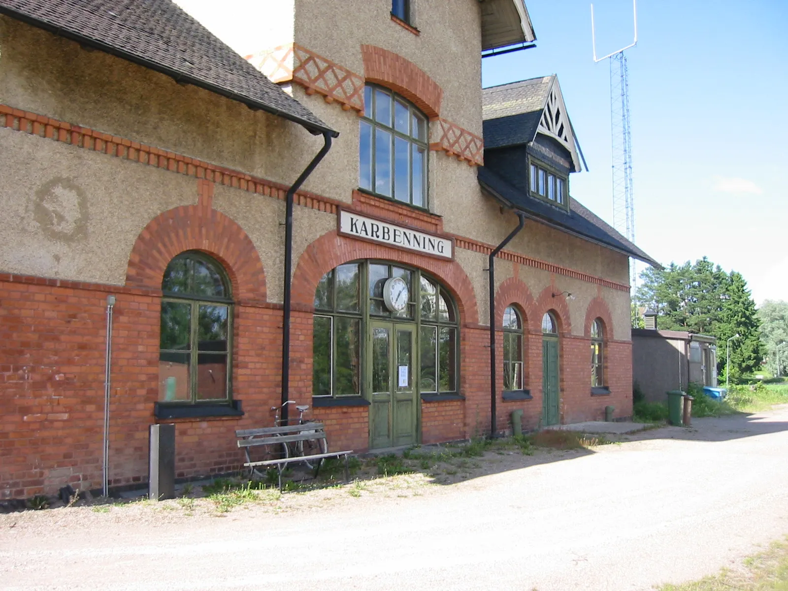 Photo showing: Karbenning railway station.