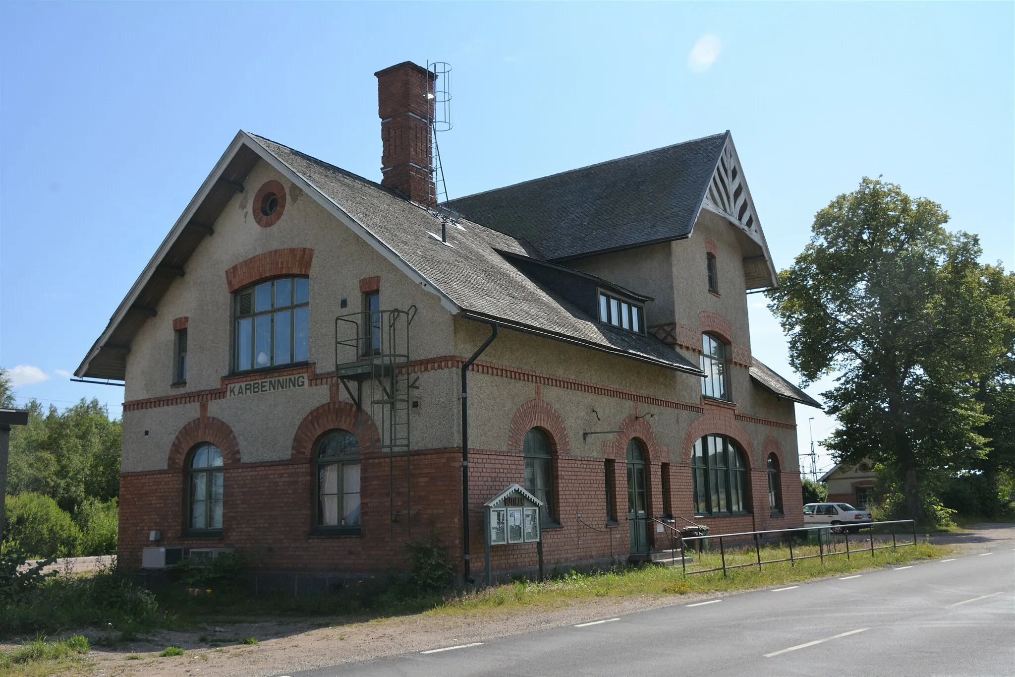 Photo showing: Railway station, Karbenning