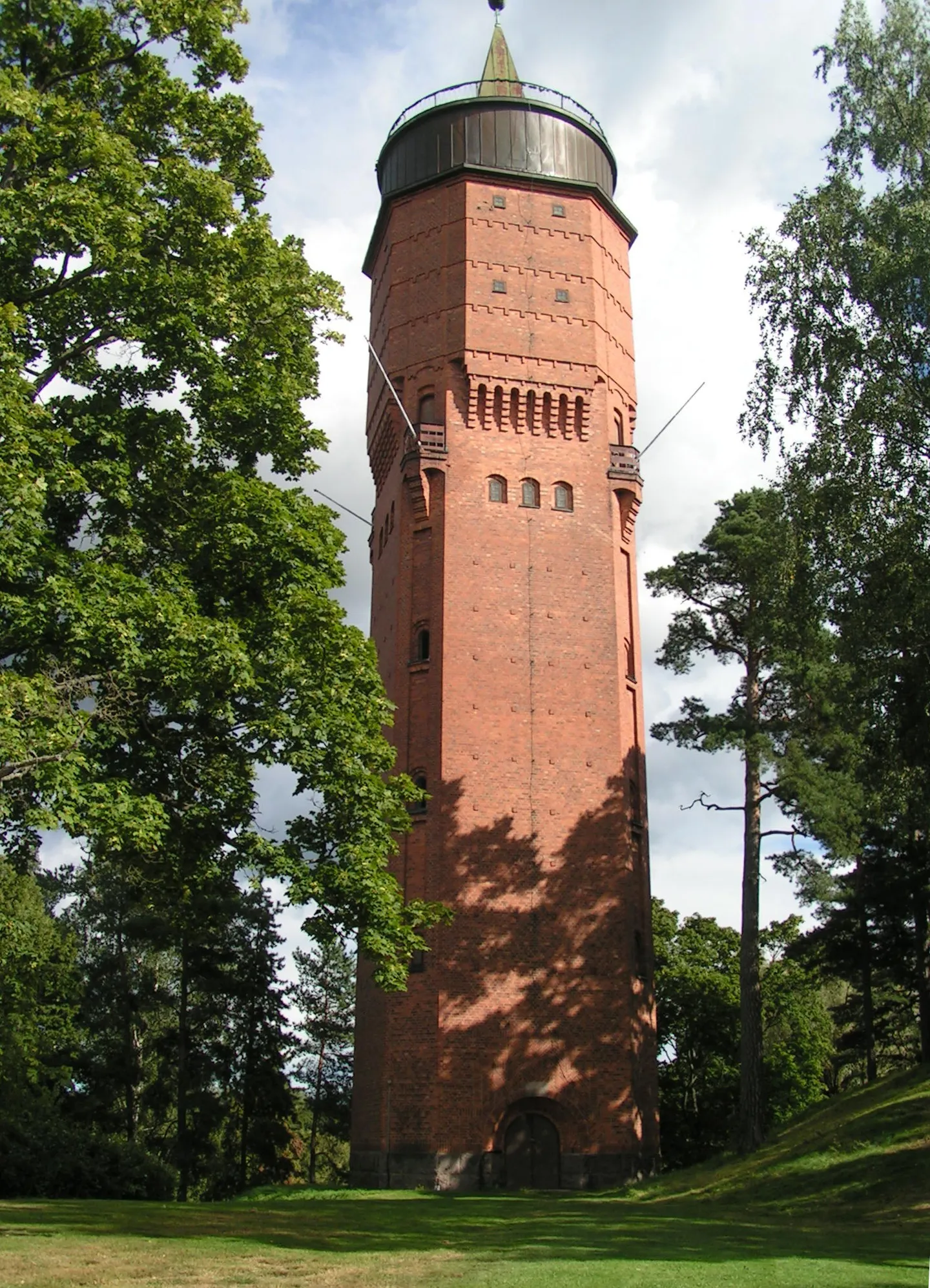 Photo showing: Old water tower in Säffle, Sweden. Architect Ivar Tengbom 1911. Rebult 1944 by Cyrillus Johansson