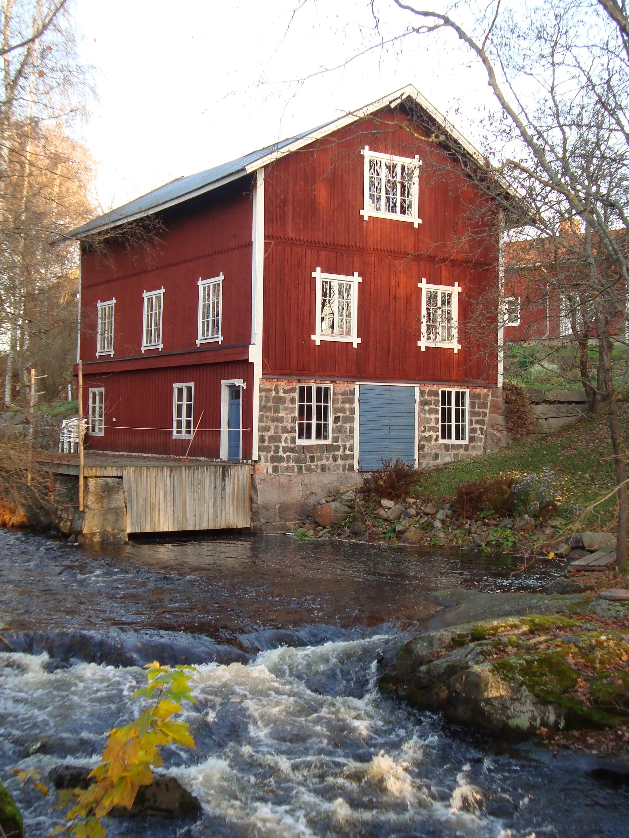 Photo showing: Old mill in Davidshyttan, at stream Lustån, Sweden. Now a residential building.