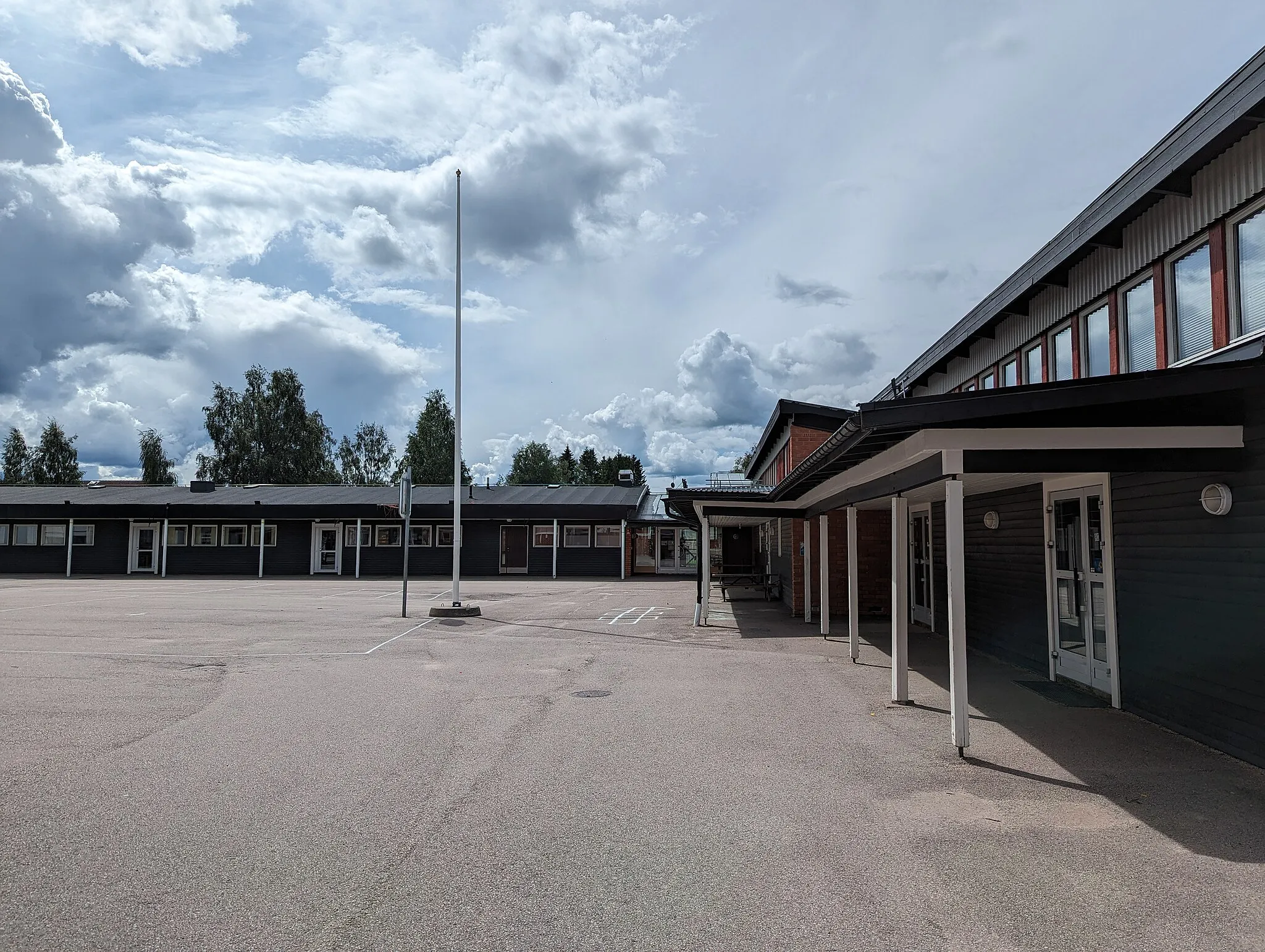 Photo showing: Blomsterbäcksskolan i Malung den 19 juli 2023.

This file was made possible through Svenska dansbandsveckan 2023, a community driven project funded by Wikimedia Sverige.