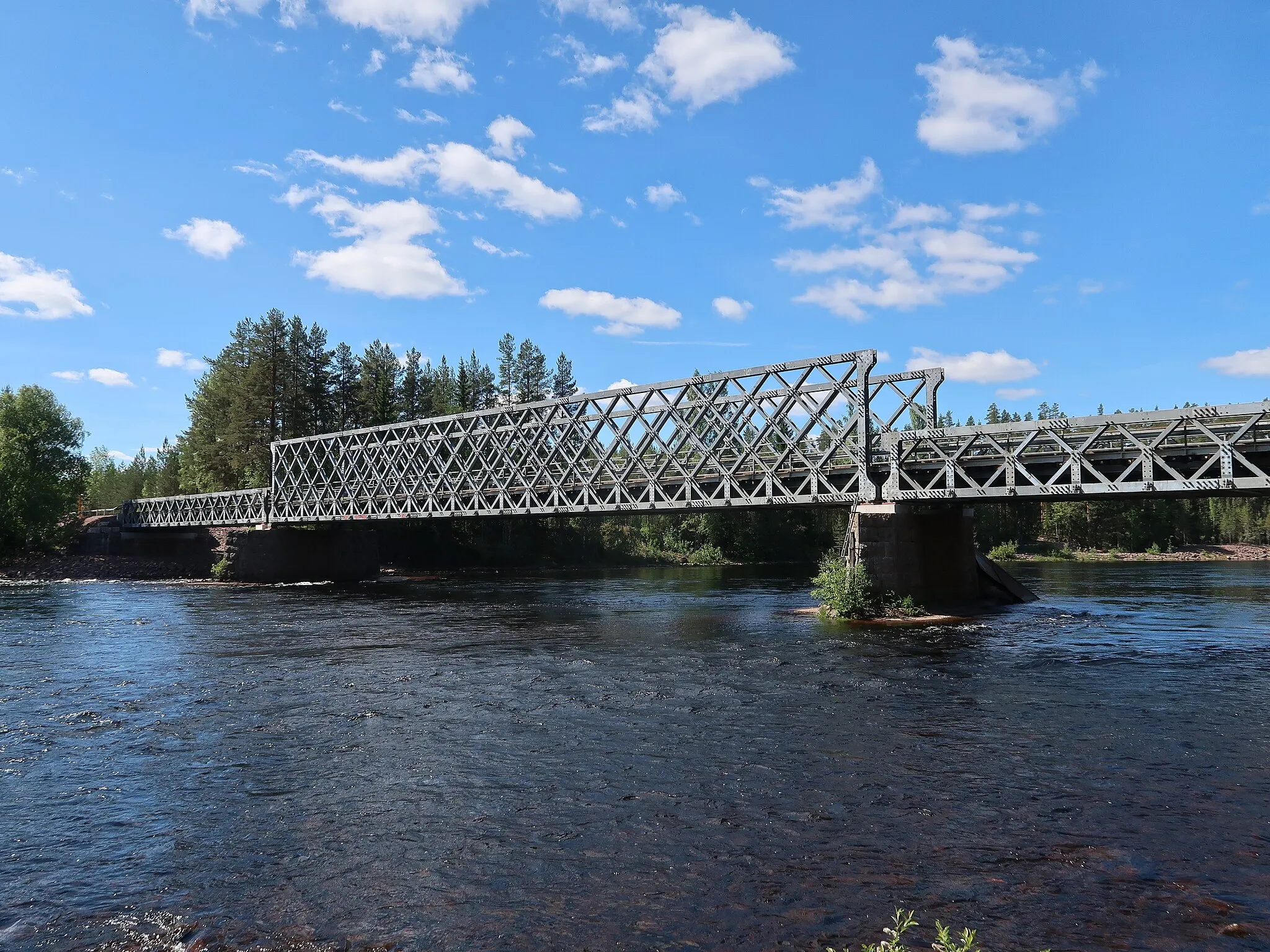 Photo showing: Combined bridge for railway and road. Temporary construction (beredskapsbro från trafikverket av typen järnvägsbro 3) from 2017 due to damages on the old bridge.