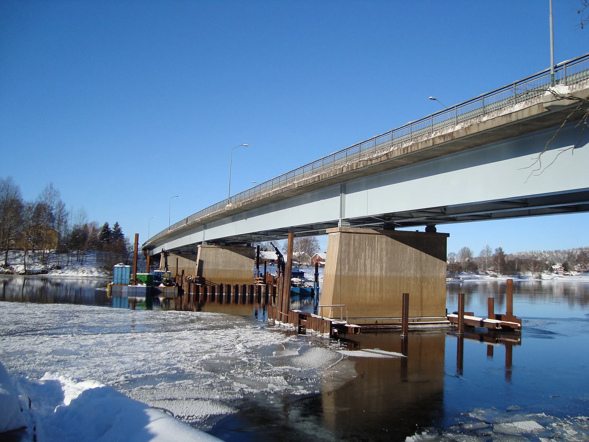 Photo showing: Reparation work of the bridge over river Dalälven at Fäggeby, Säter municipality.