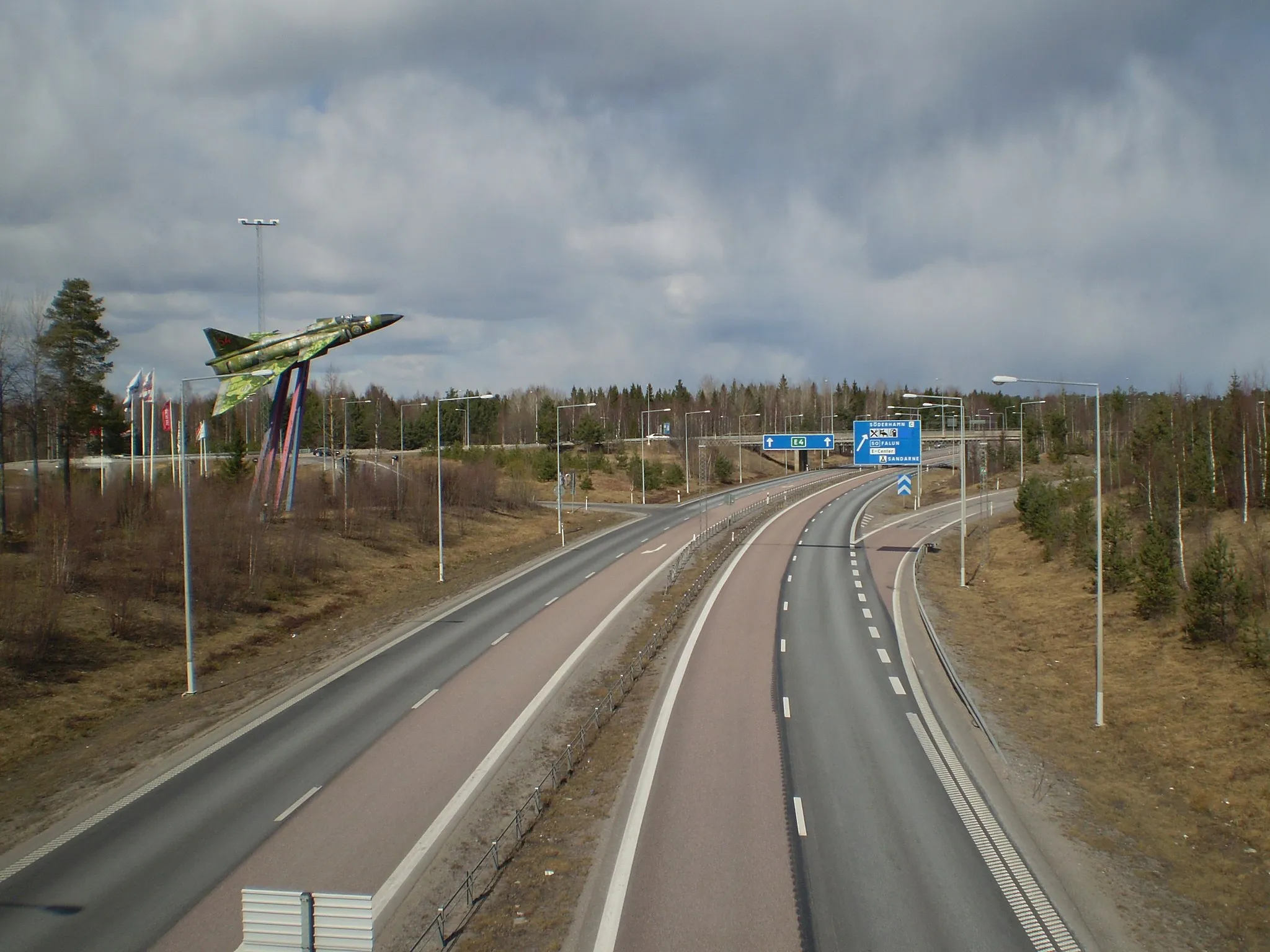 Photo showing: AJ 37 Viggen i Söderhamn, med serienummer 37031, skänktes av Hälsinge flygflottilj (F 15), som en gåva till Söderhamn i samband med stadens 375-årsjubileum och flottiljens 50-årsårsjubileum år 1995. Flygplanet är uppsatt intill E4:an, där Sveriges första fyrfältsväg öppnades år 1999.