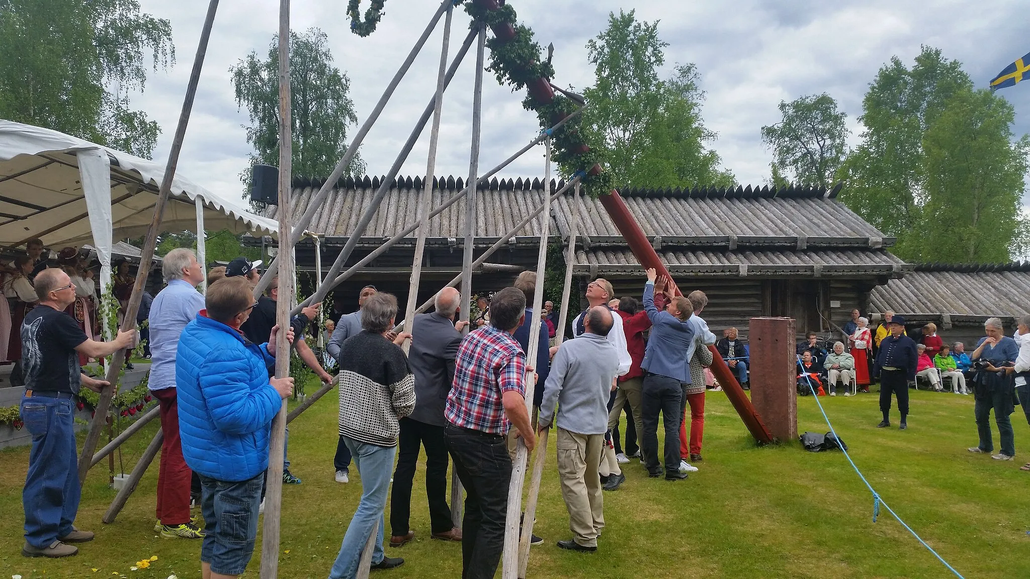 Photo showing: Traditional Swedish midsummer in Rot, Älvdalen municipality 2015.