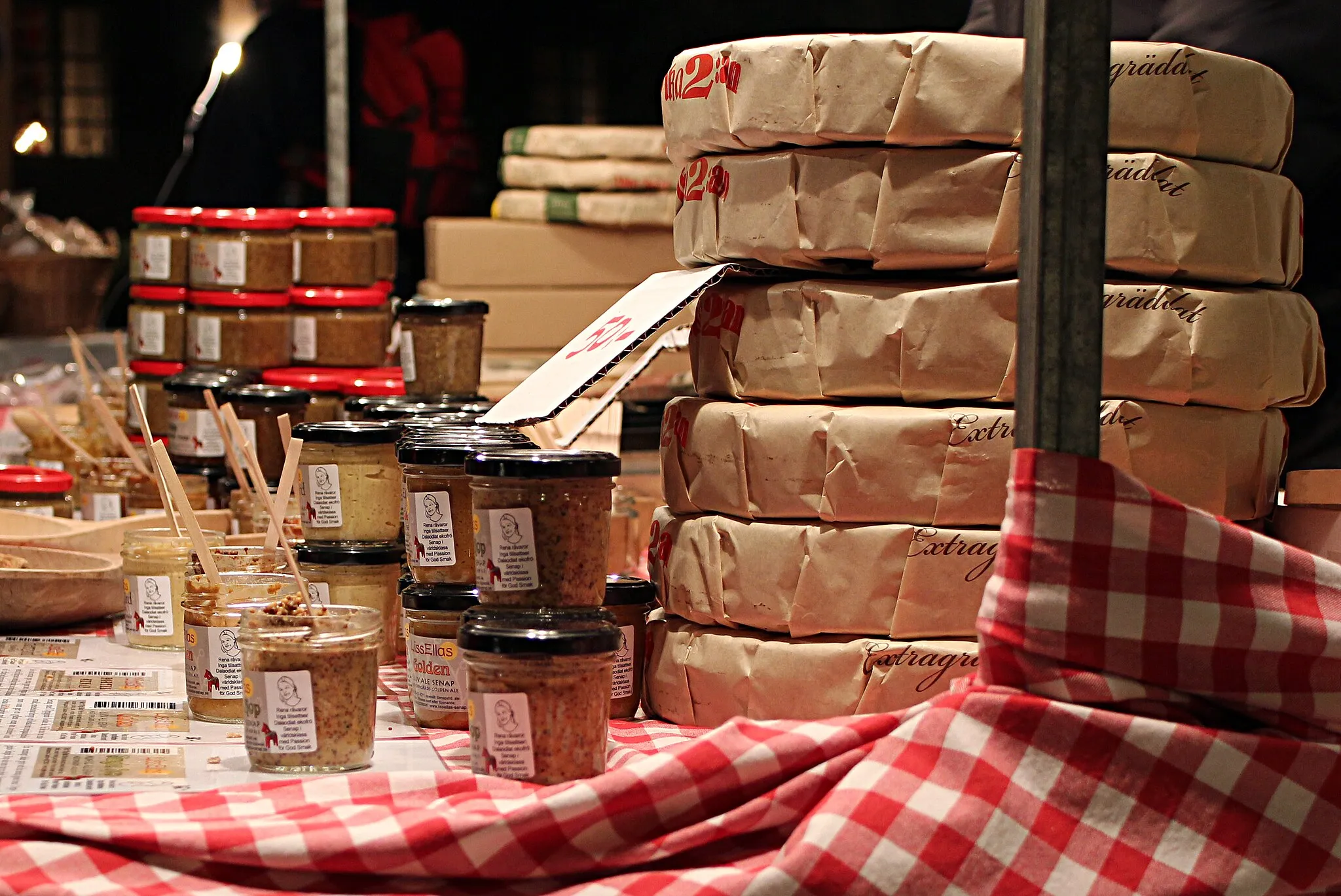 Photo showing: Price-winning mustard (seval gold, silver and bronze medals in World Wide Mustard Competition) from Liss-Ellas (Garpenberg, Hedemora Municipality) and Swedish crispbread Vikabröd from Vika bröd (Stora Skedvi, Säter Municipality). Säter "Christmas market" the first Advent sunday.