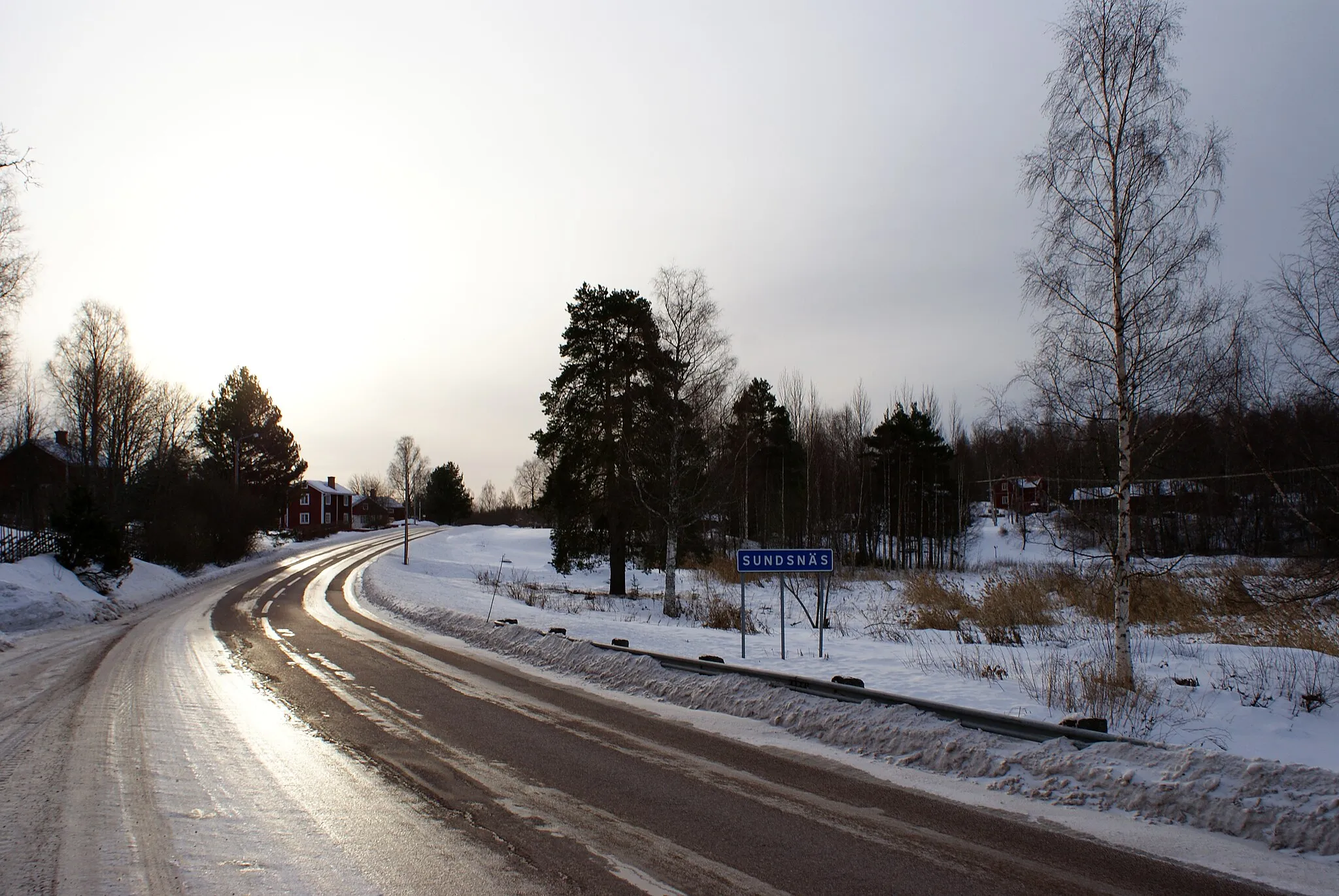 Photo showing: Sundsnäs sett från norra infarten i januari 2011.