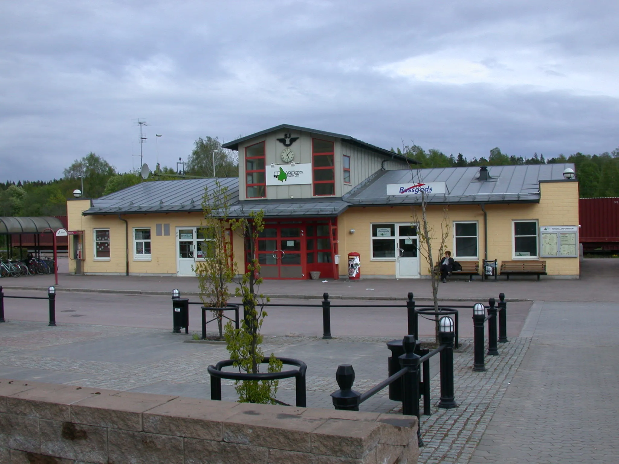 Photo showing: Grums railway station, Grums, Sweden. Photo by Riggwelter, May 20, 2006.

Seit 1. Mai 2010 befindet sich im ehemaligen Bahnhofsgebäude nun die neue Vårdcentrale (Ärztehaus).