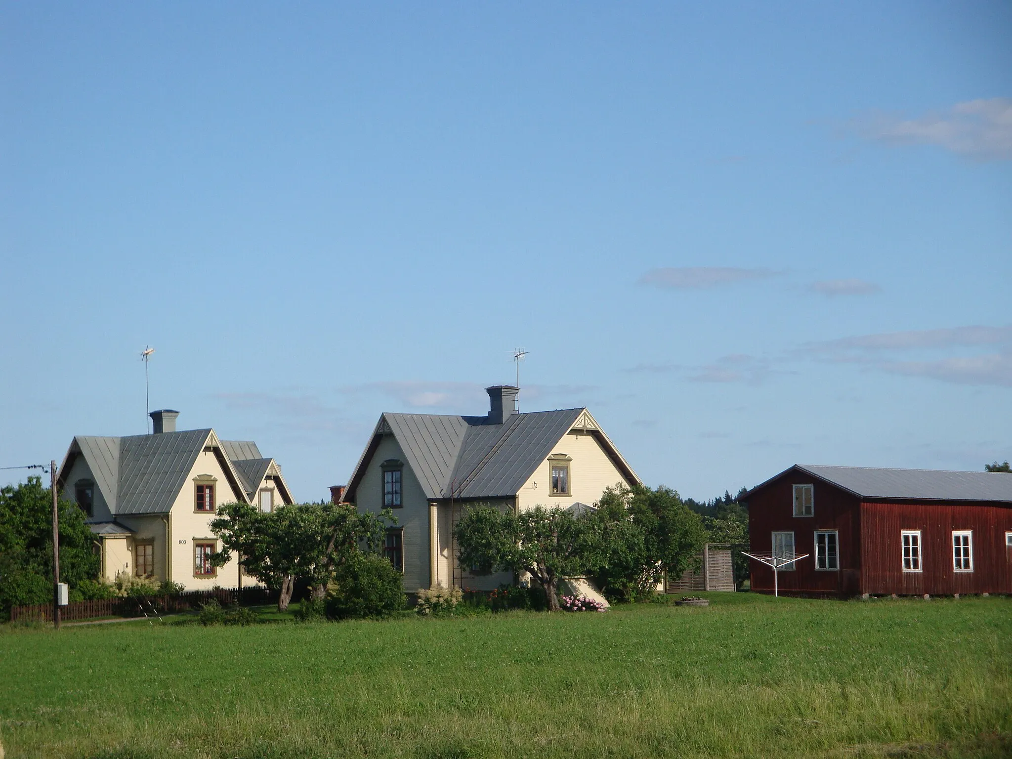 Photo showing: De två tvillinggårdarna i östra Kungsgården (i Norrala, Hälsingland) vilka kallas Brortorp efter de tvillingbröder som uppförde dem omkring 1910 på mark som tillhört Kungsgården nr 1: snickarna Lars August svensson (1875–1955) och Hans Gustaf Svensson (1875–1960).