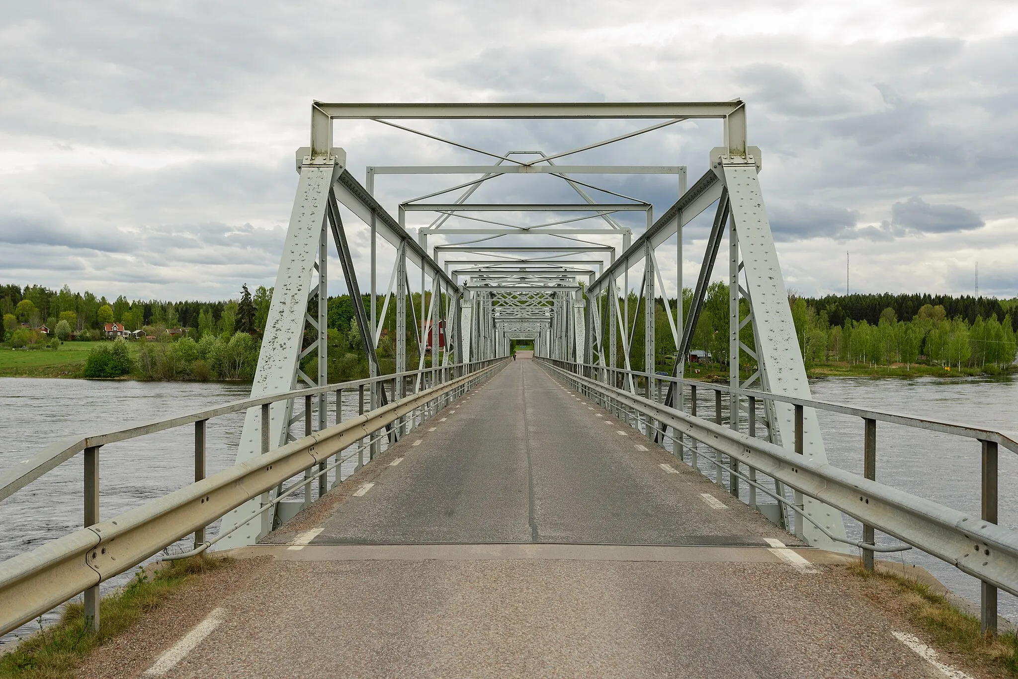 Photo showing: Bridge W242 crossing river Dalälven at Näs bruk, Avesta Municipality. The bridge was built in 1908.