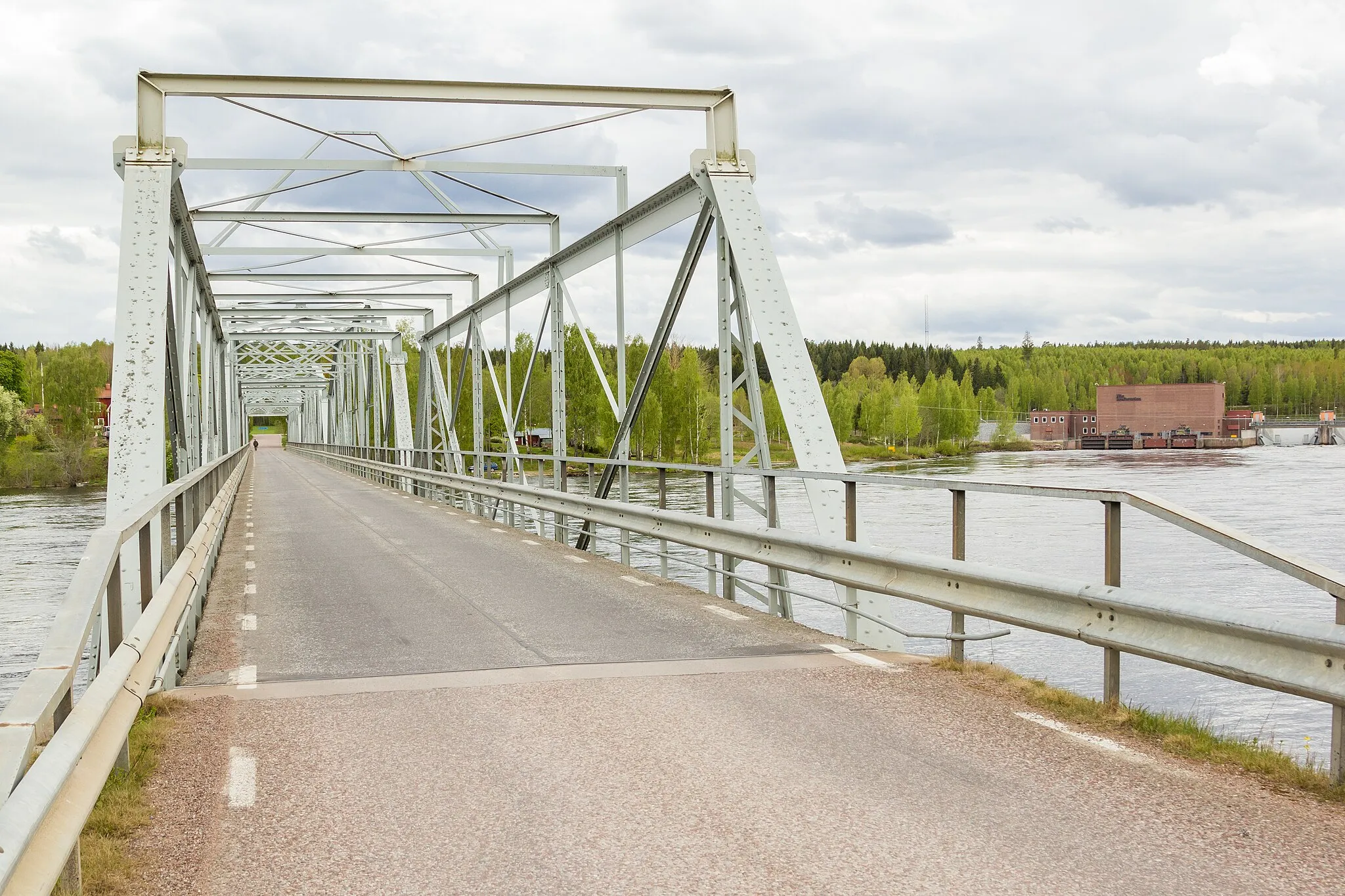 Photo showing: Bro W242: Balkbro över Dalälven byggd 1908 med stående trapetsfackverk som har brutna ändståndare. Näs bruk, Avesta kommun, Dalarnas län, Sverige