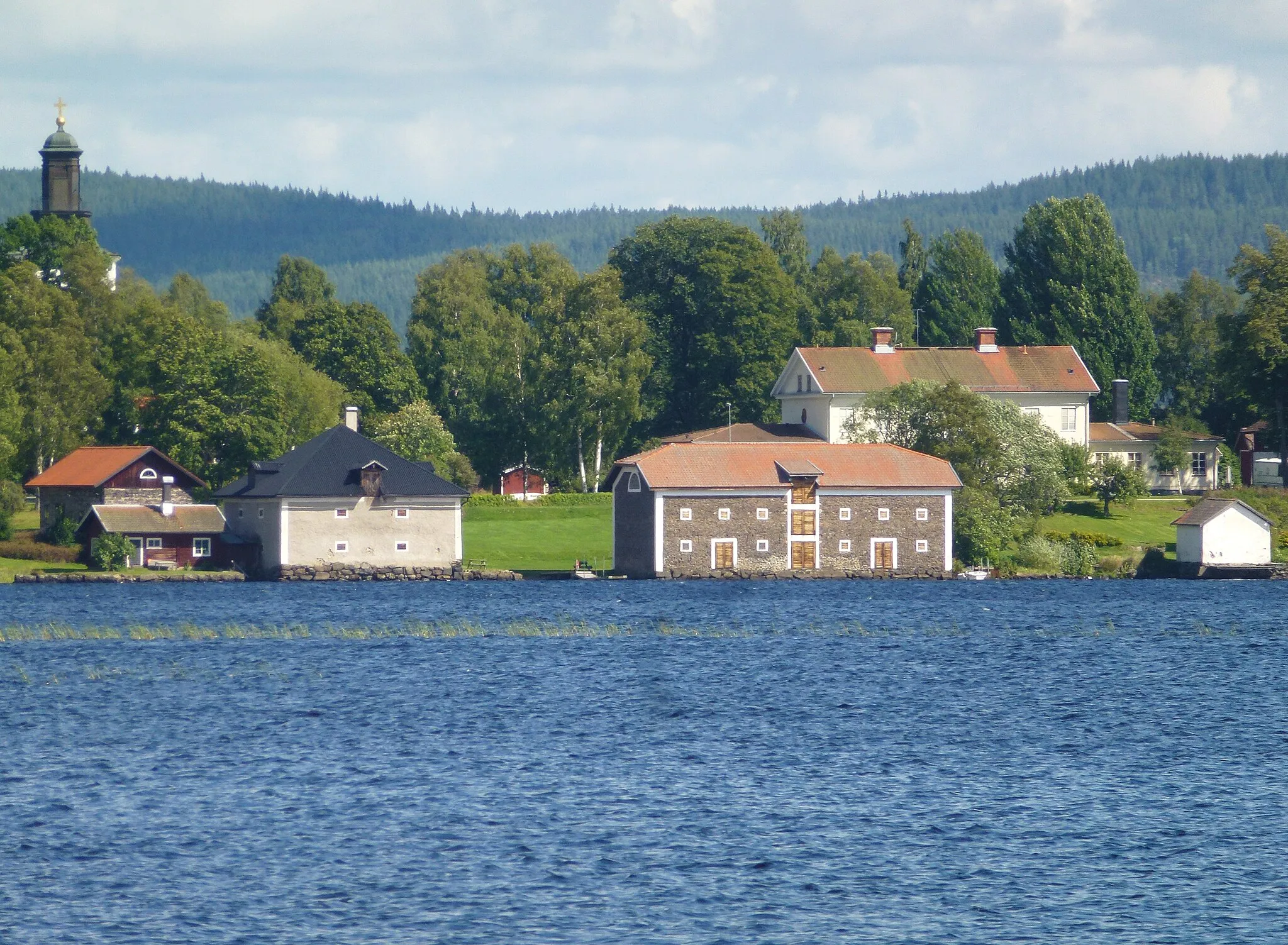 Photo showing: Spannmålsmagasinet (t.h.) i Grangärde