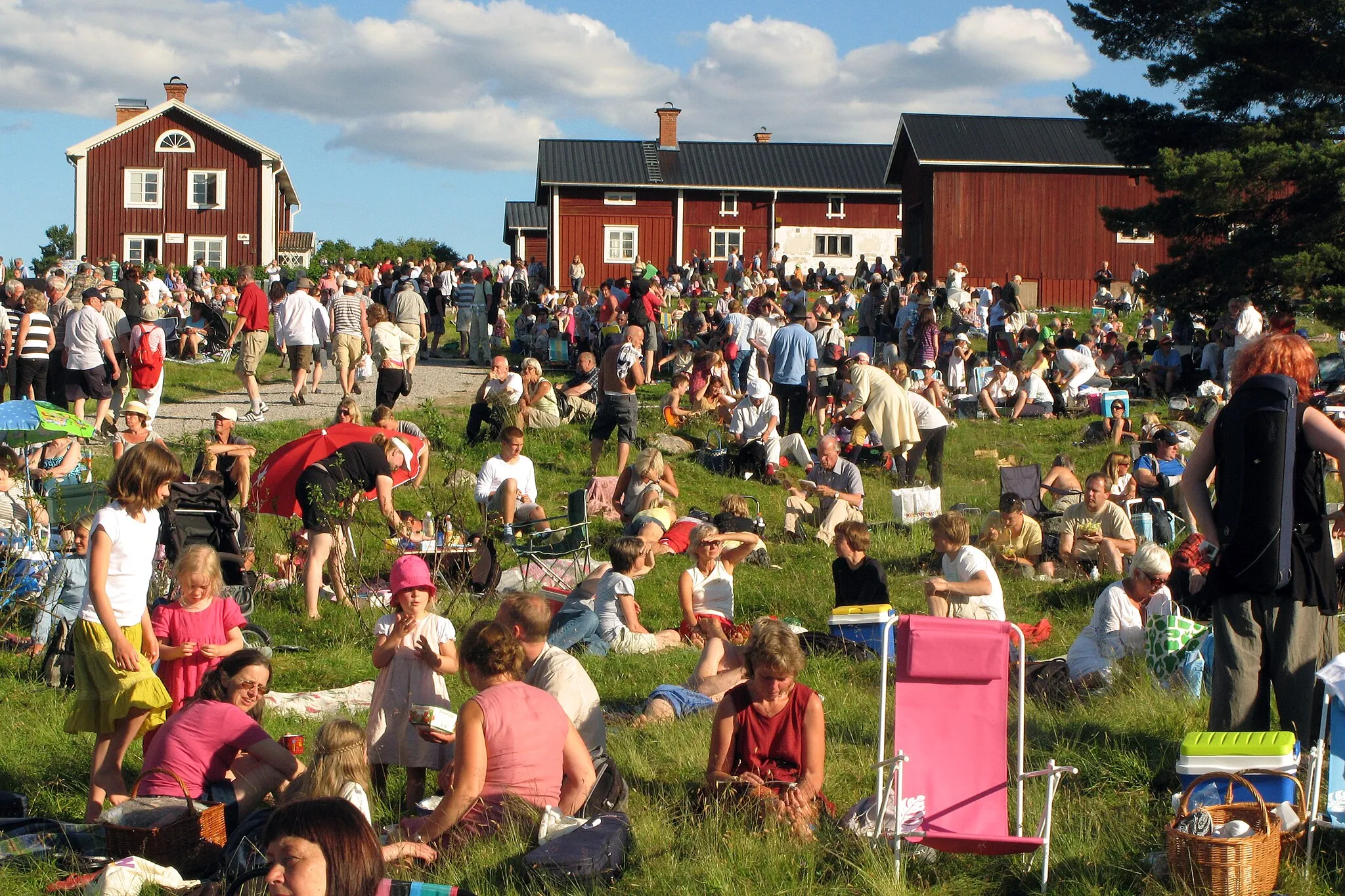 Photo showing: Bingsjöstämman 2010. Folk music festival first Wednesday in July in Dalarna, Sweden. Pekkos farm in background.