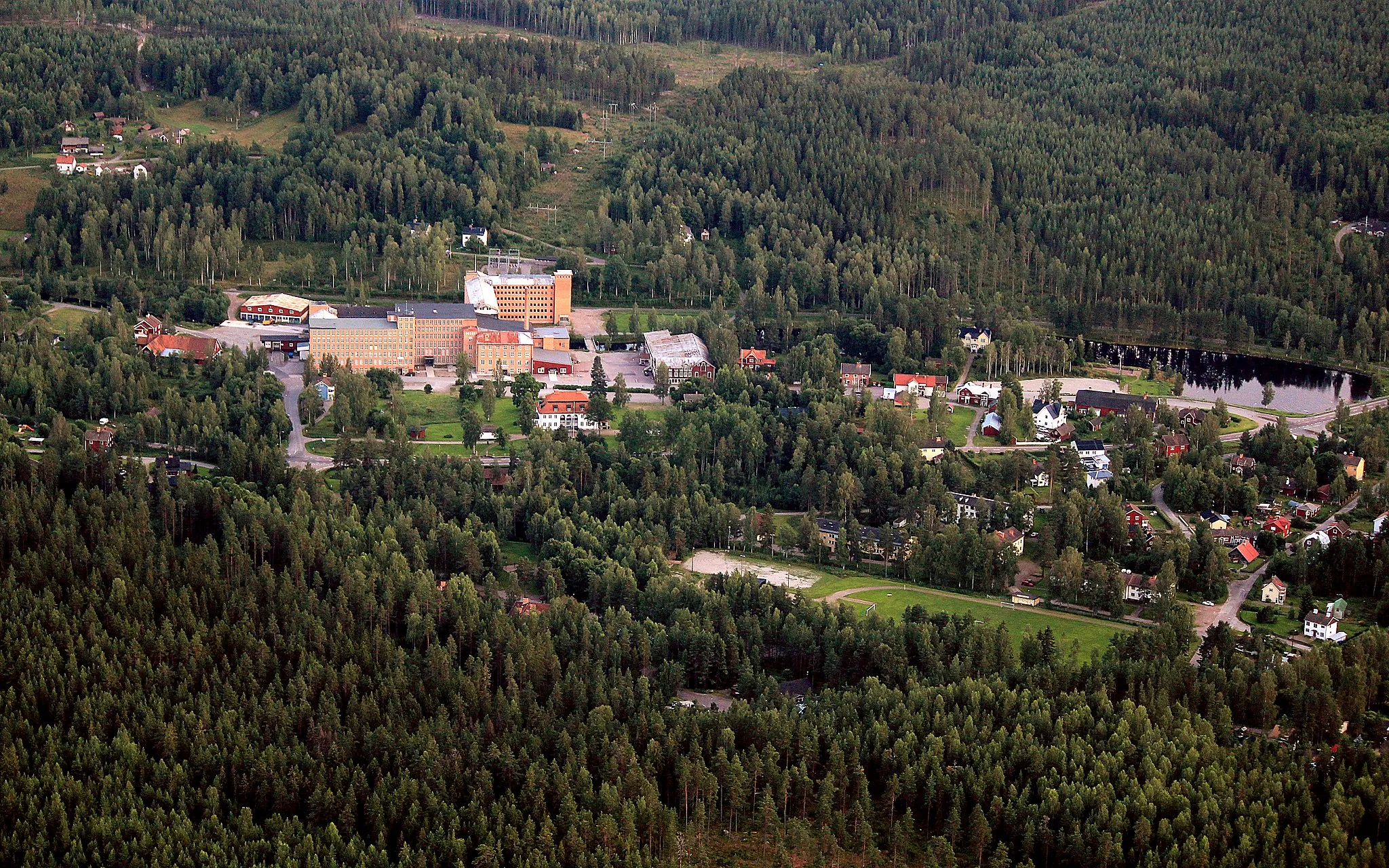 Photo showing: Flygfoto över Sågmyra, Falu kommun, Dalarnas län, Sverige. F.d. yllefabriken t.v.