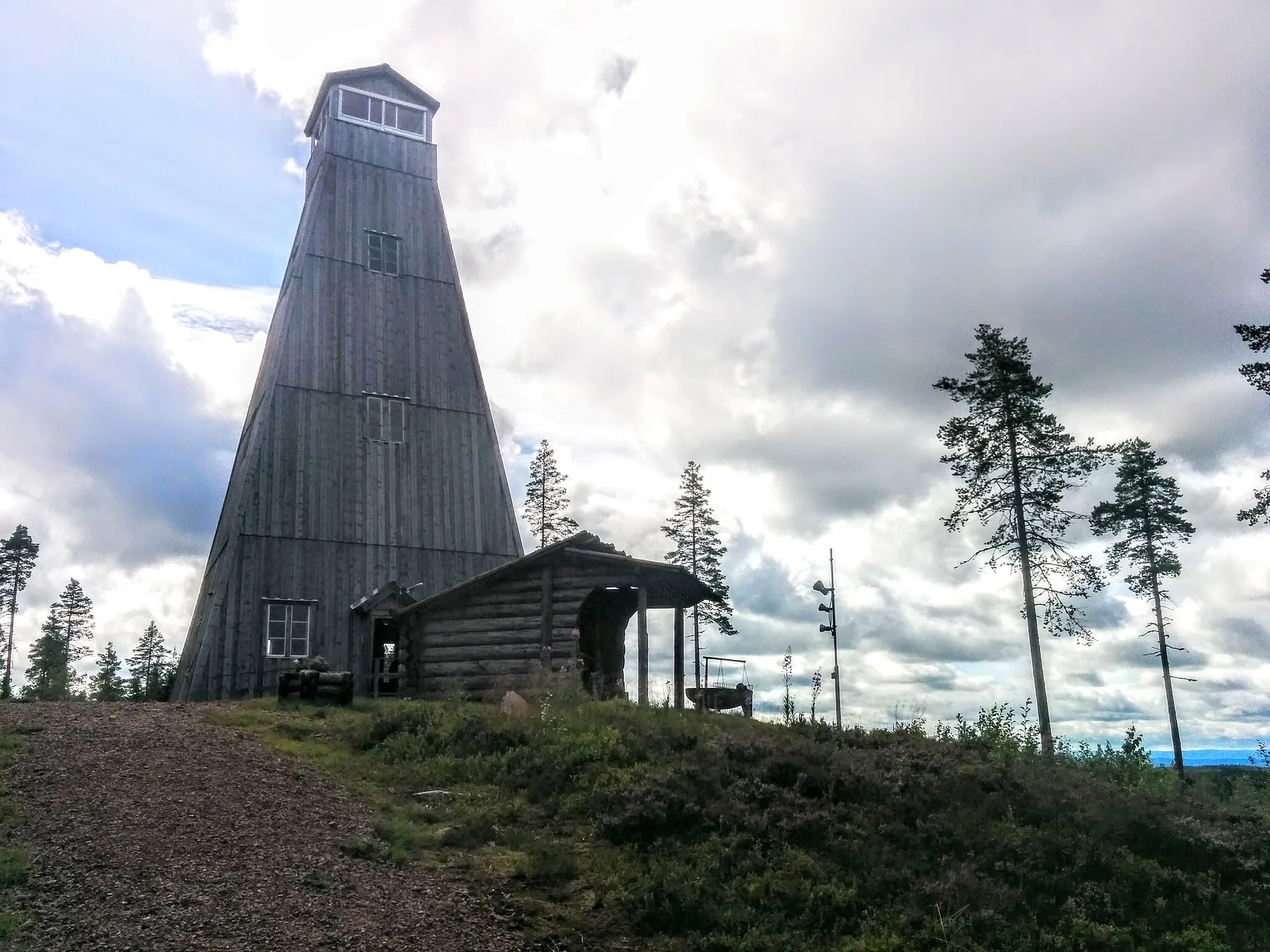 Photo showing: A picture of Bunkris fire tower in Älvdalens kommun, Dalarna, Sweden.