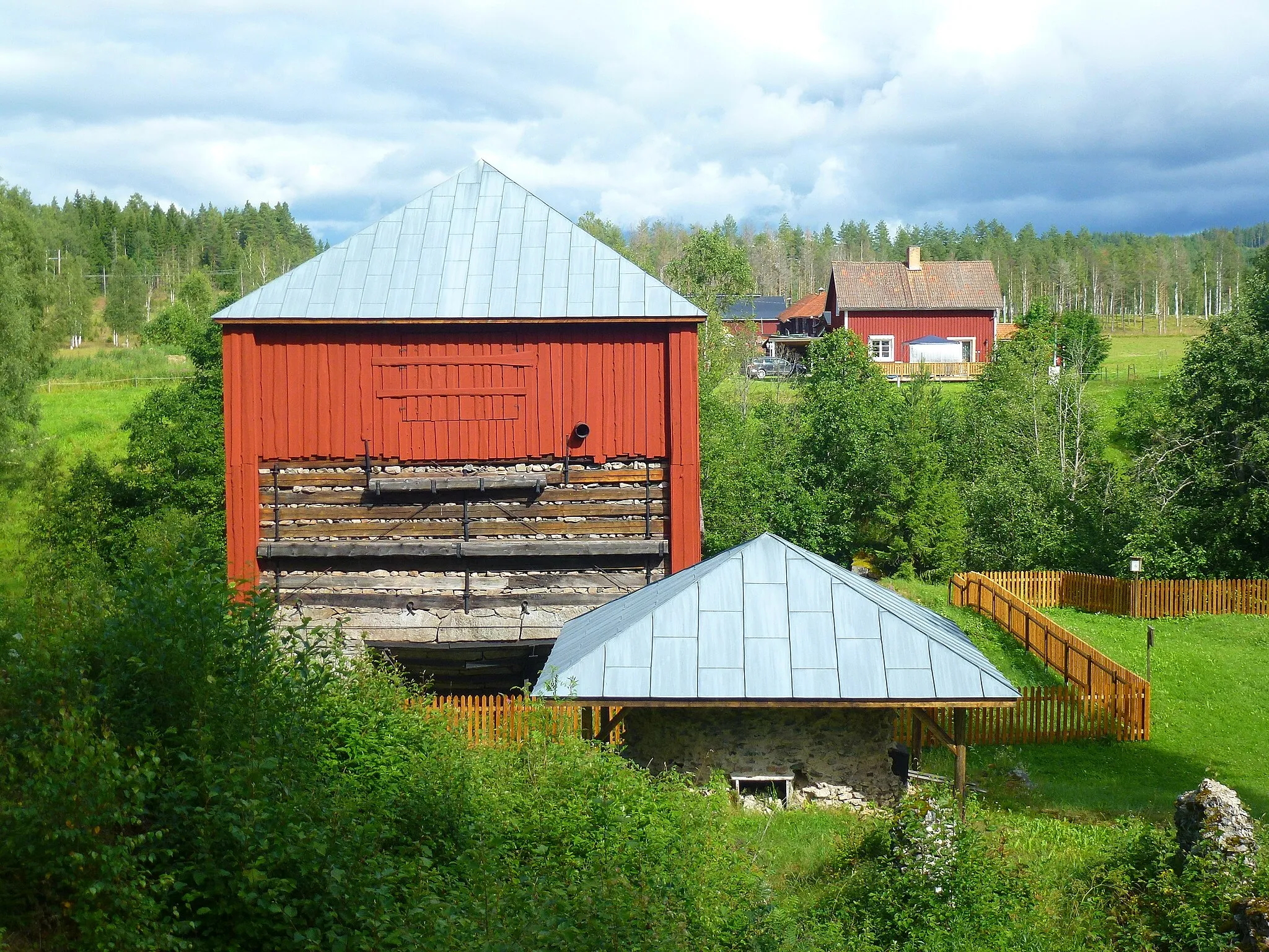Photo showing: Tanså hytta vid Mockfjärd med Tanså gård i bakgrunden