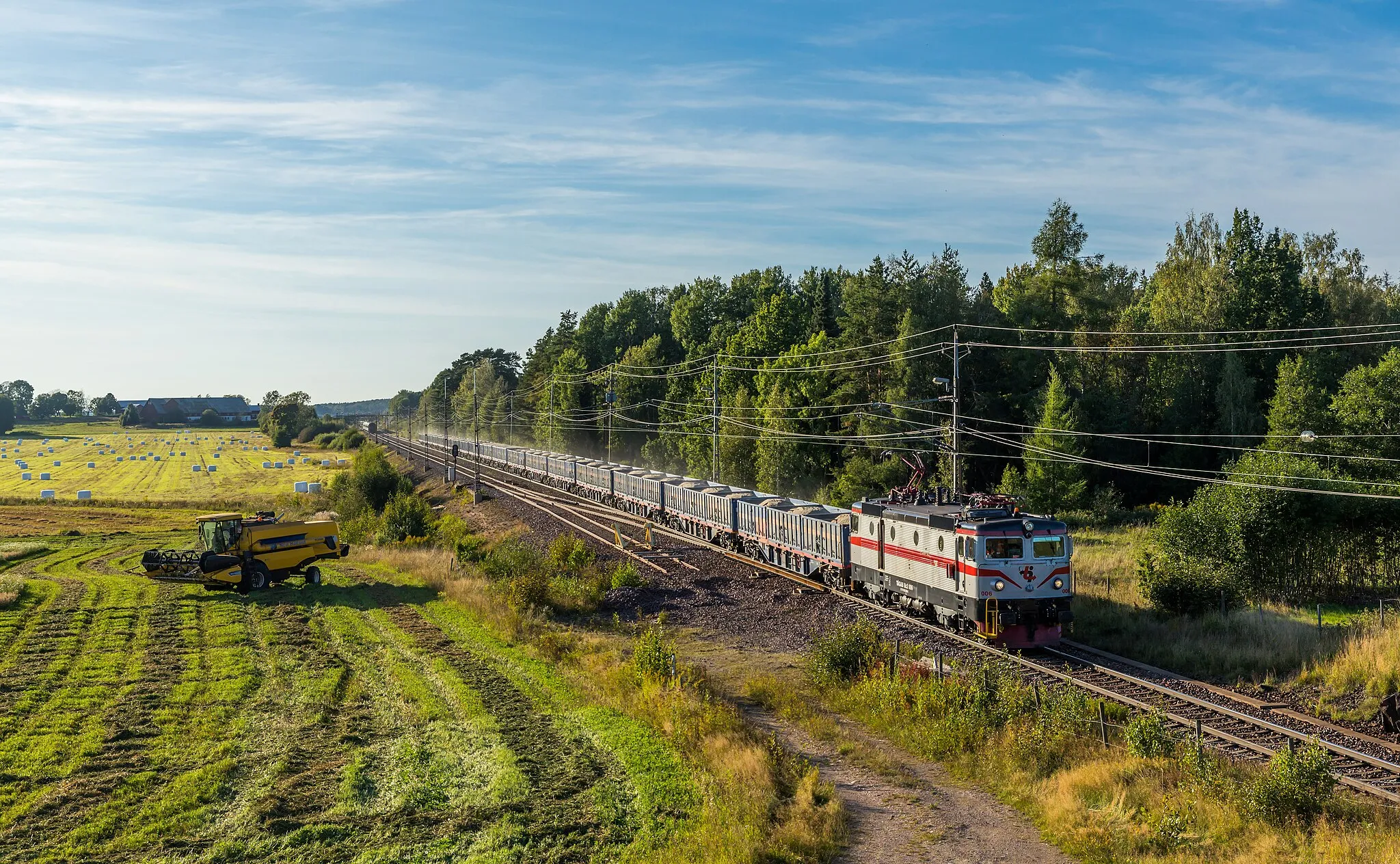 Photo showing: TÅGAB Rc2 6 has just passed a passenger train at Ölme, Sweden.