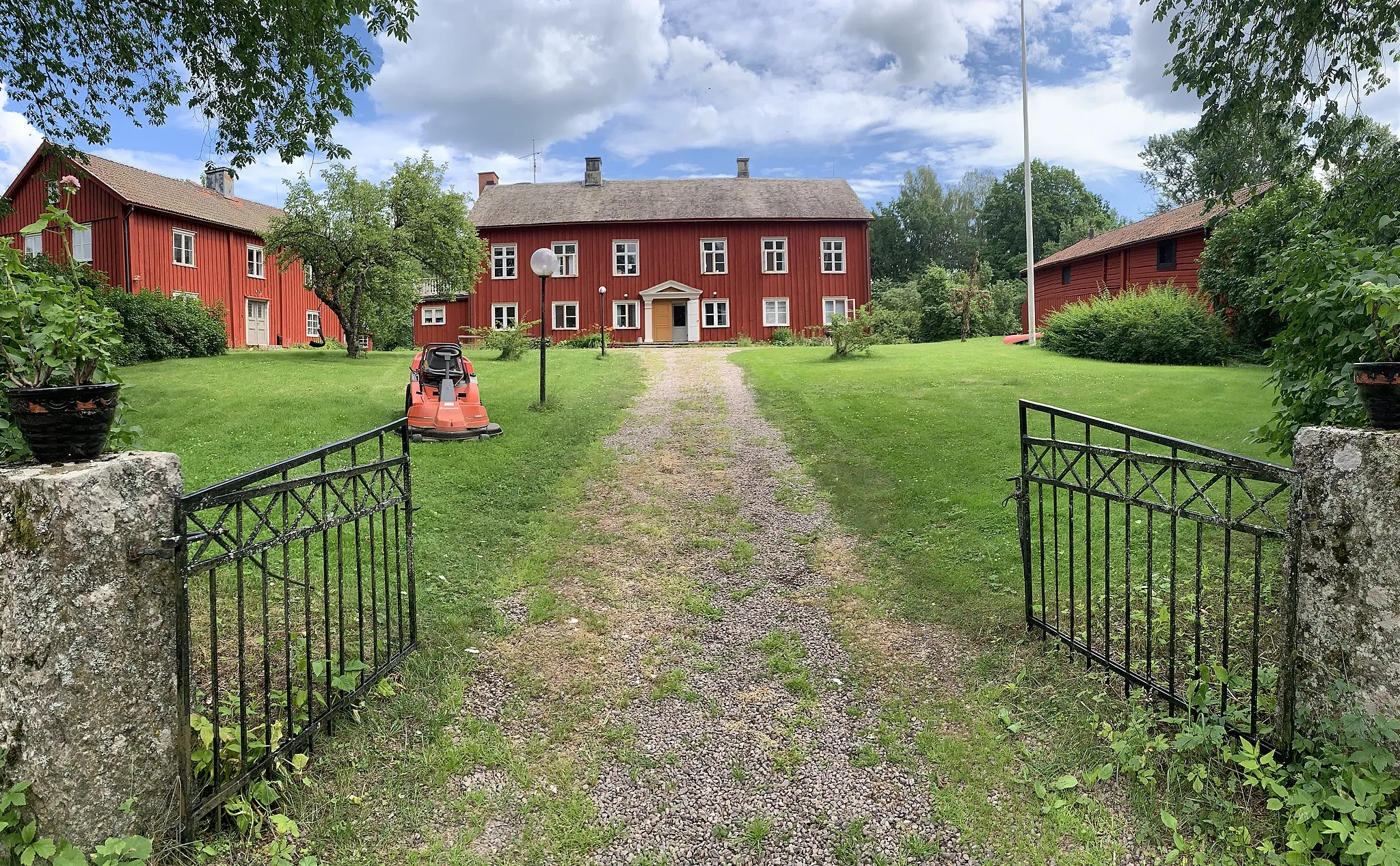 Photo showing: Väse prästgård med flyglar