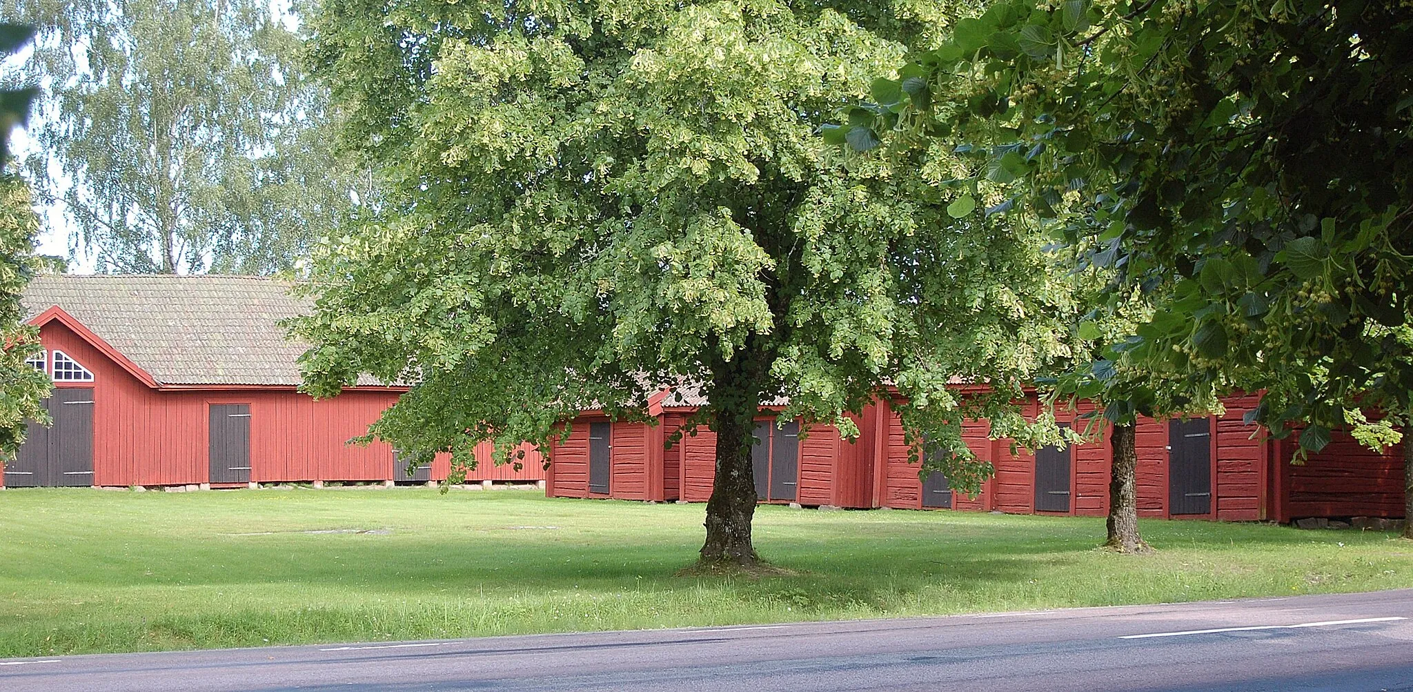 Photo showing: Väse kyrkstallar räknas av Länstyrelsen Värmland  till ett av de Värmländska byggnadsminnen miljöerna.