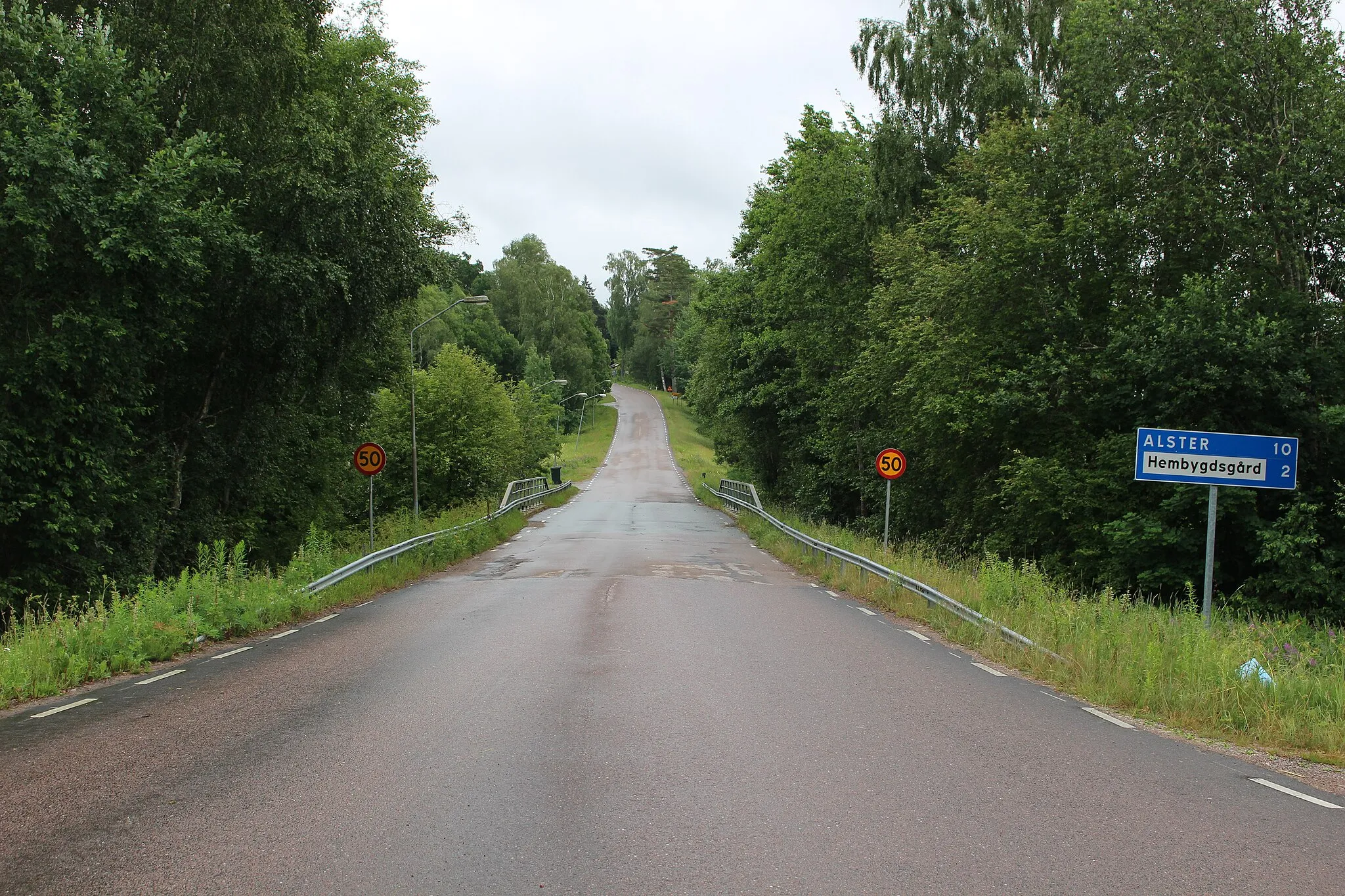 Photo showing: LänsvägS739 mot öster mot Alsters kyrkby. Bro över Alsterälven.