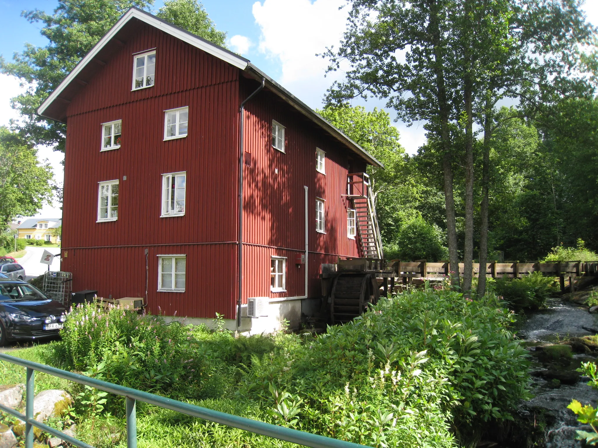 Photo showing: Café Kaffekvarnen i Klässbol ligger intill den forsande bäcken. Byggnaden är från 1894. Linneväveriets ägare, familjen Johansson, står bakom Kaffekvarnen, som startades 1992.