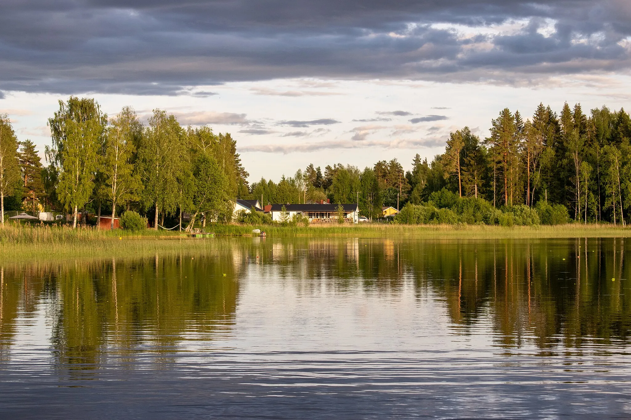 Photo showing: Alsjön i Åshammar, med Åshammars IK:s klubbstuga vid Alsjönvallen i bakgrunden